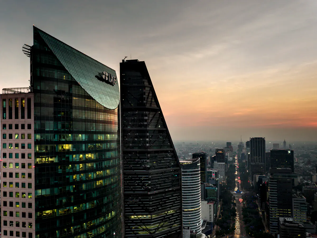 Vista aérea de Torre Mayor en Paseo de la Reforma, el corredor corporativo más importante de México