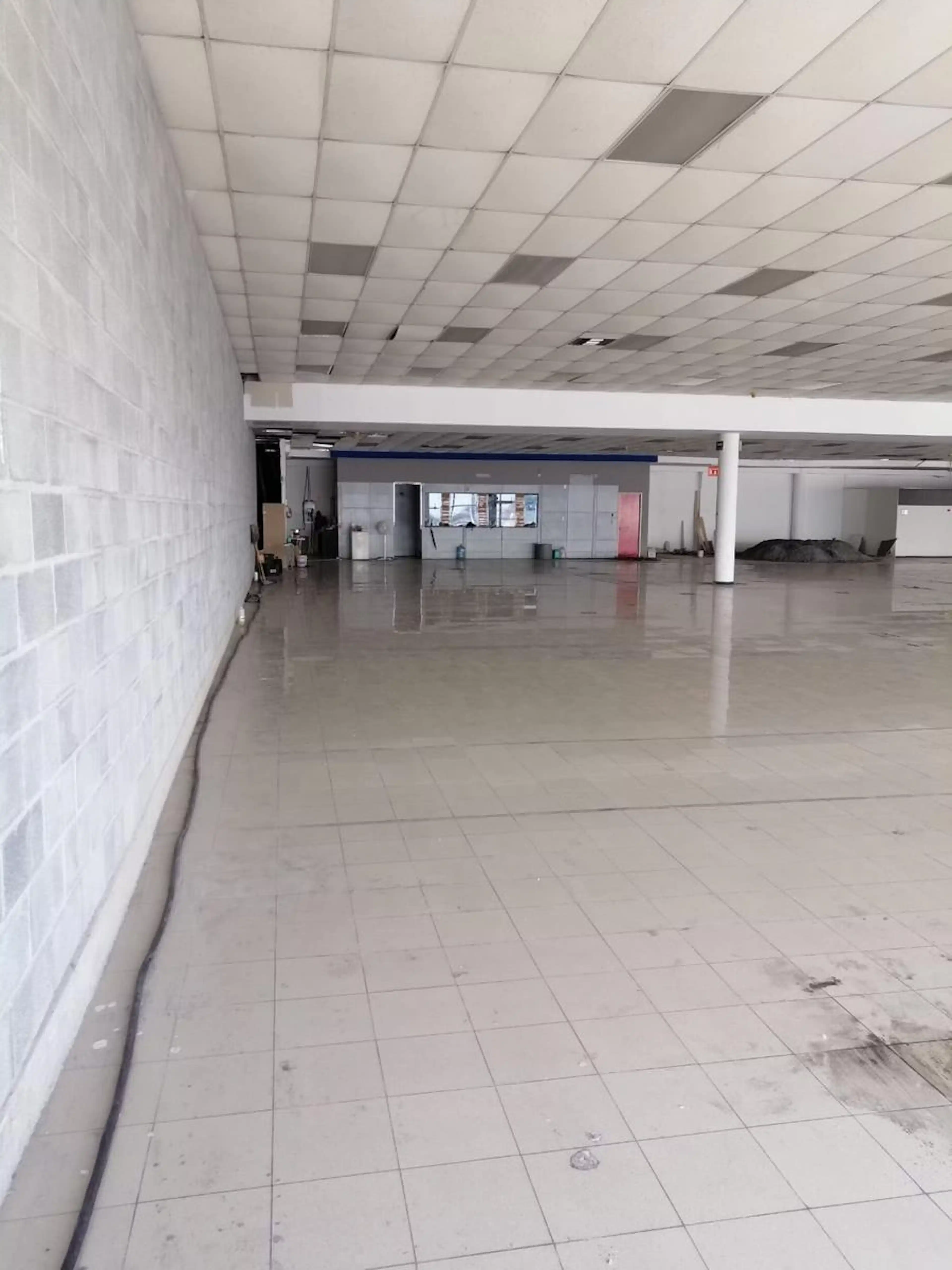 Excelente Local En Avenida Comercial S/N