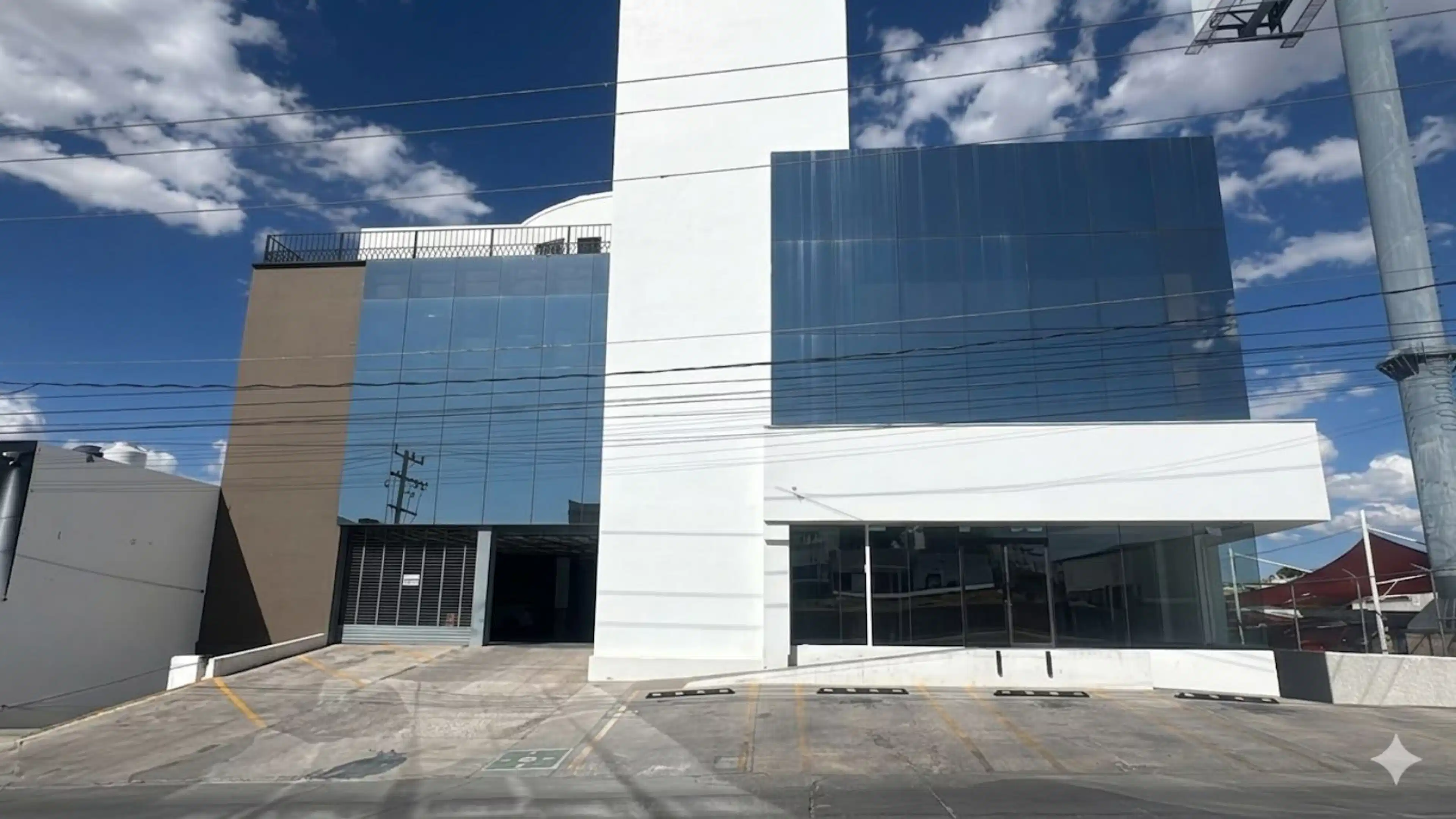 OFICINA EN RENTA EN EDIFICIO CORPORATIVO EN PERIFERICO DE LA JUVENTUD S/N