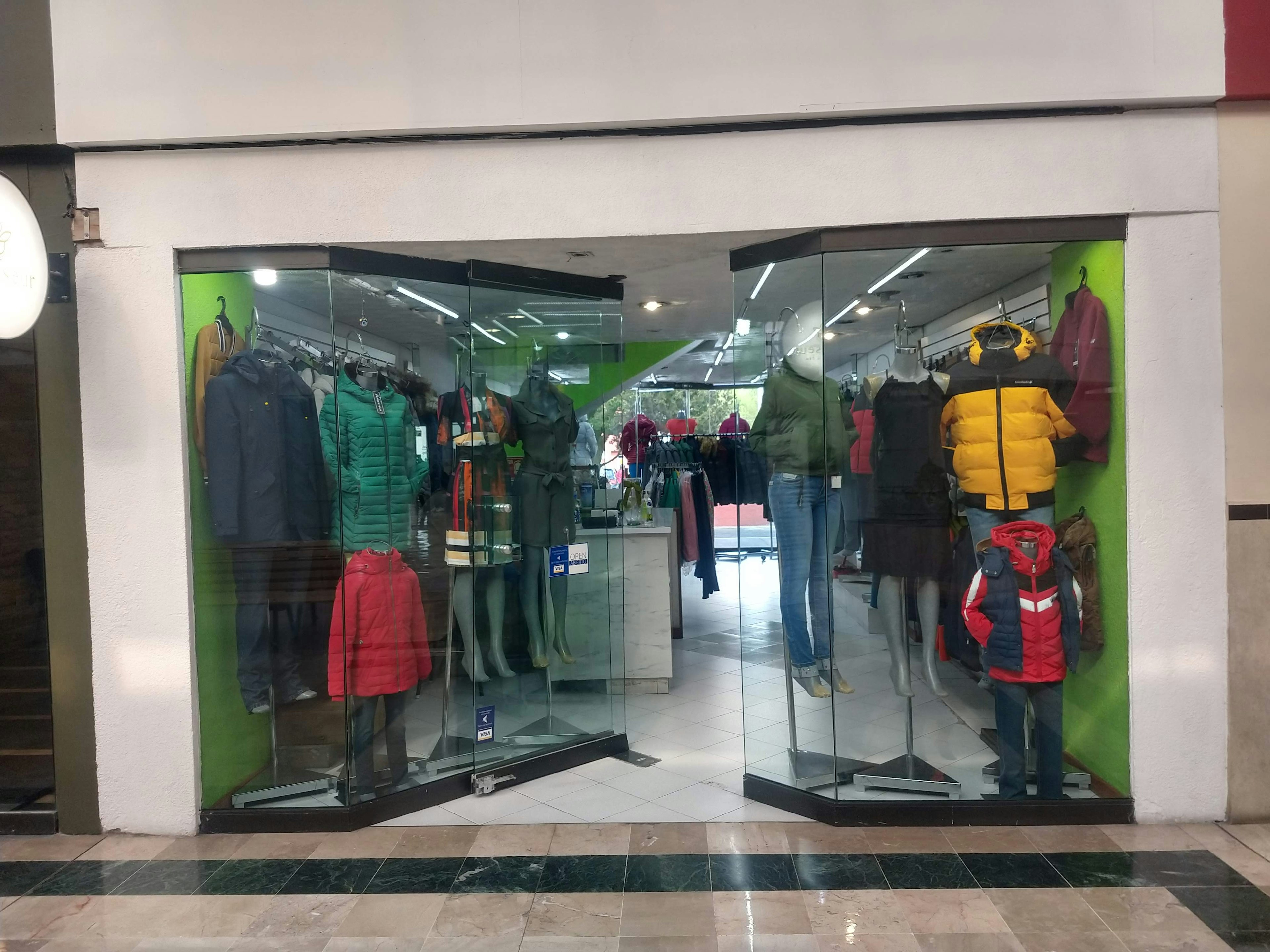 Local comercial con amplio escaparate de cristal, mostrando maniquíes con ropa. Ideal para tiendas de moda en zona transitada.