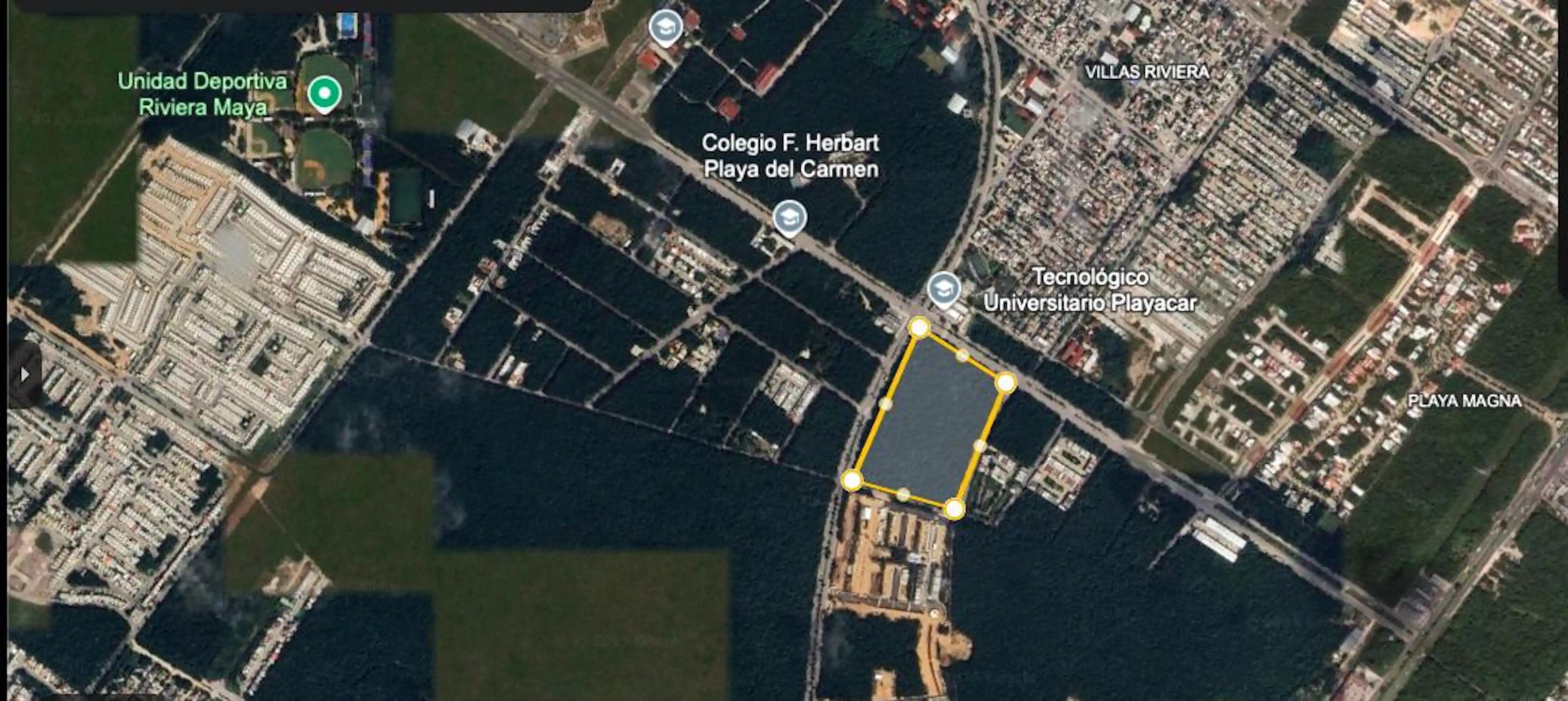 Lote Comercial En Venta En Av Universidades Arrecifes Playa Del Carmen P2611