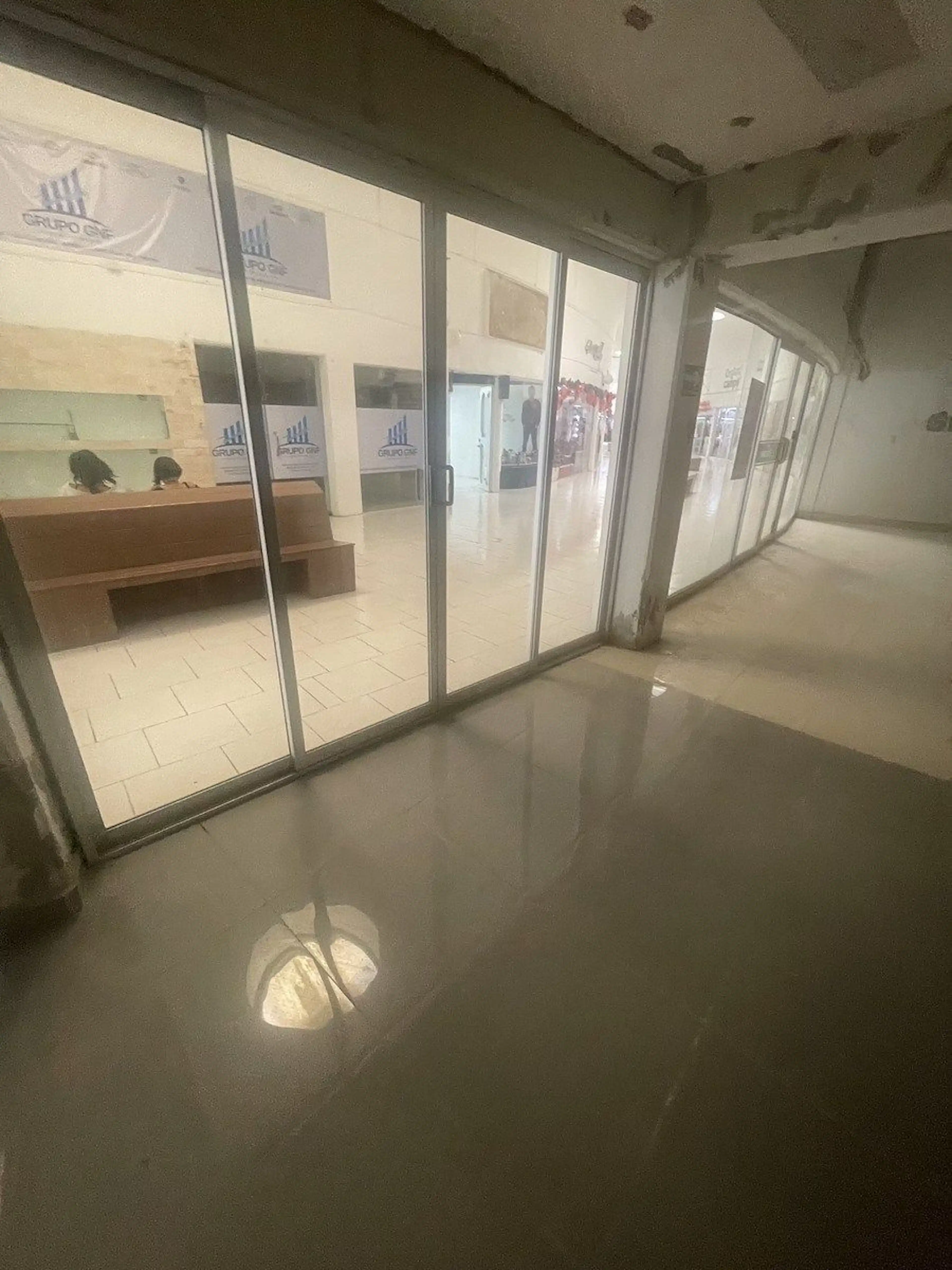 LOCAL COMERCIAL EN RENTA Y EN VENTA: PLAZA UNIVERSIDAD
