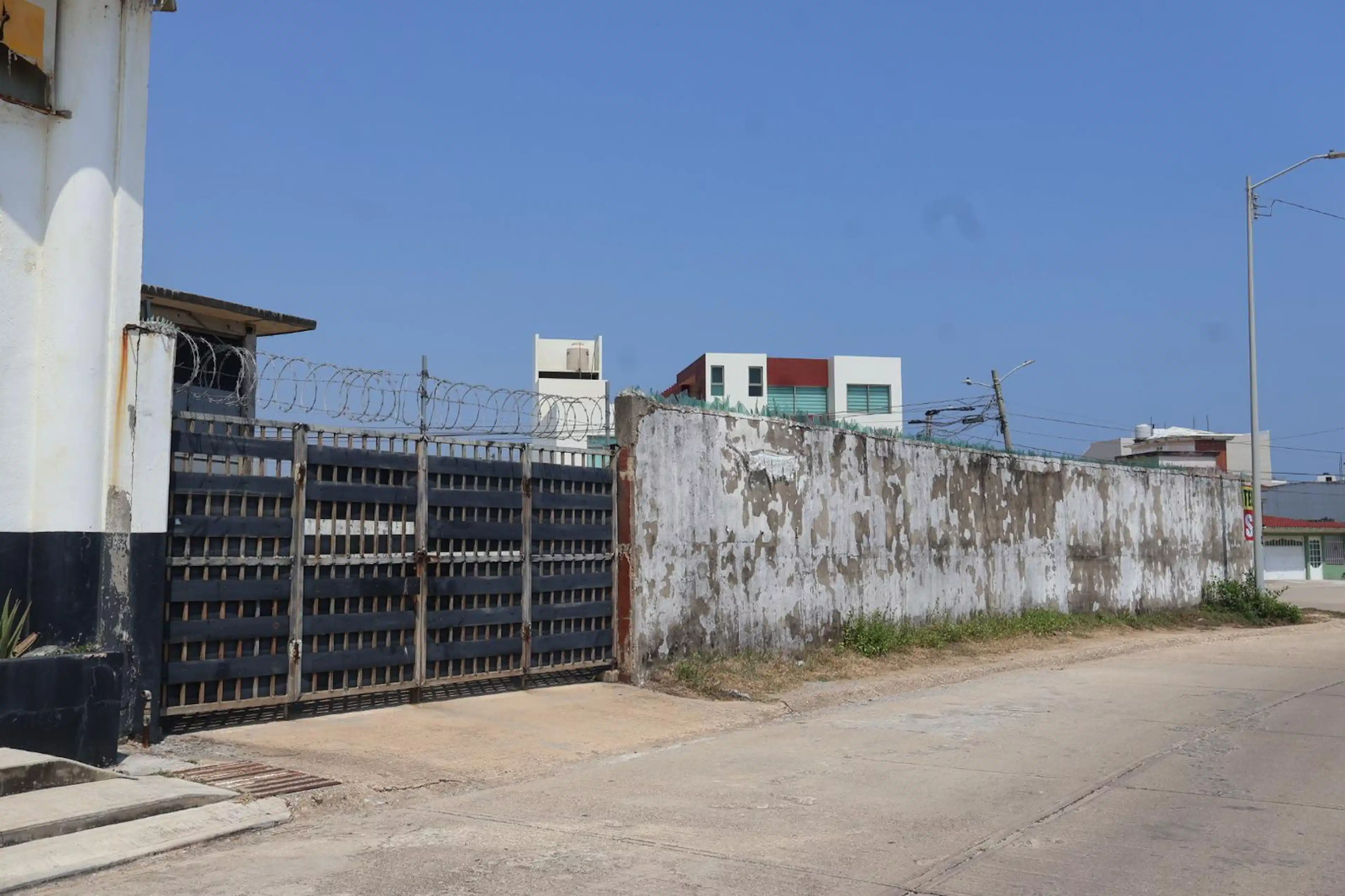 Edificio Comercial Con Terreno En Calle Pintores Mexicanos Esq José Luis Cuevas, Lotes 1 Y 2, Numeros 211 Y 213, Colonia Paraíso, Coatzacoalcos, Ver.
