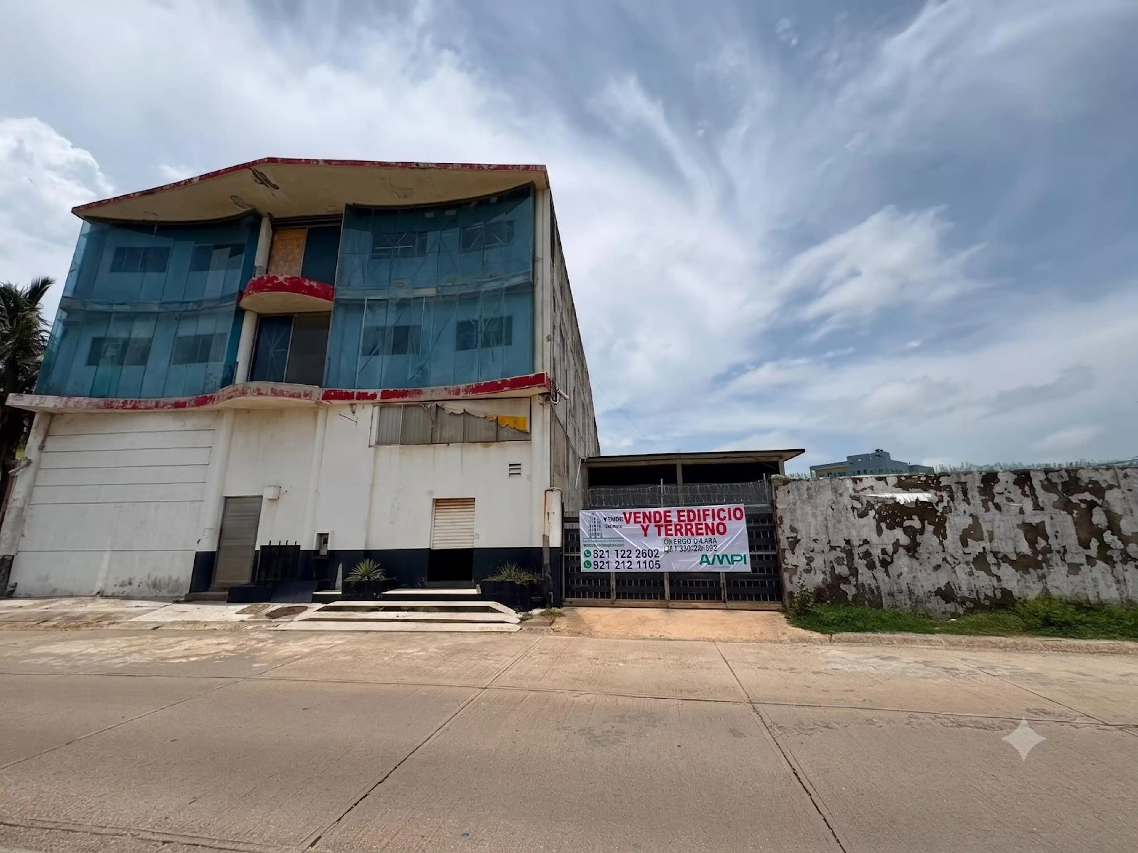 Edificio Comercial Con Terreno En Calle Pintores Mexicanos Esq José Luis Cuevas, Lotes 1 Y 2, Numeros 211 Y 213, Colonia Paraíso, Coatzacoalcos, Ver.