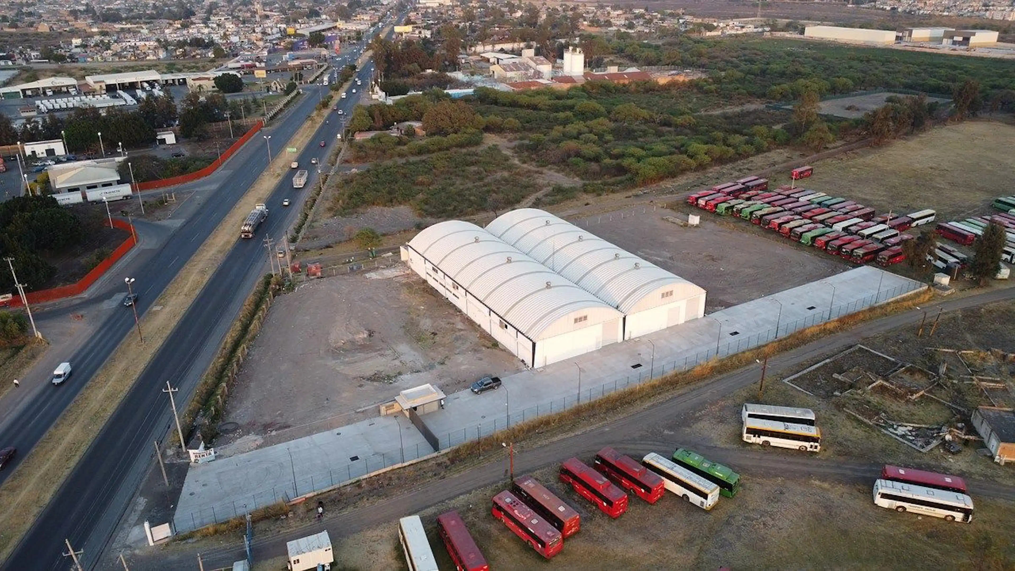 Terreno Industrial/patio Maniobras 2,400 M² Laden Park, El Salto