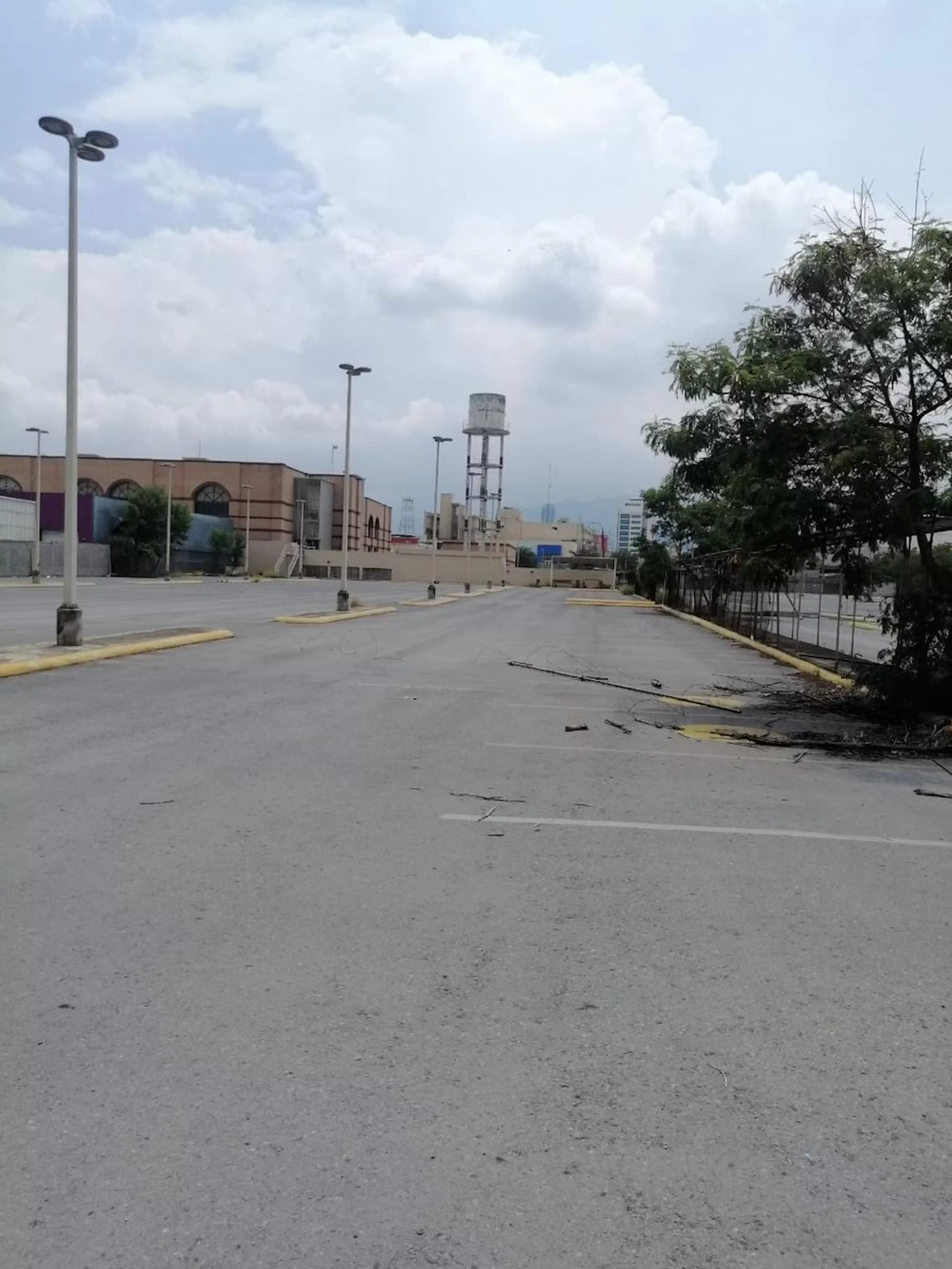 TERRENO COMERCIAL EN RENTA EN MONTERREY CERCA DE CENTRAL DE AUTOBUSES