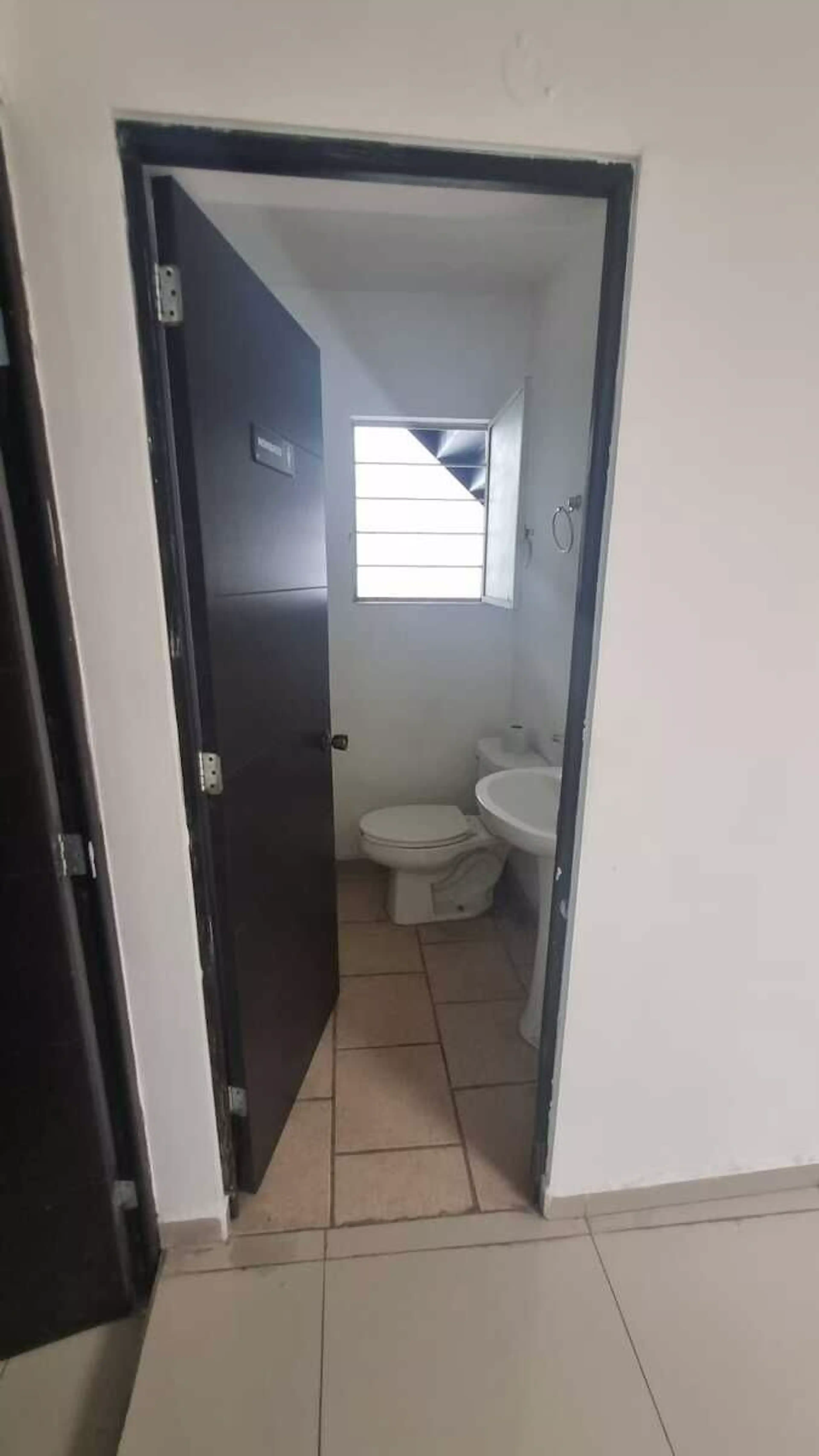 Se vende edificio 2 plantas a dos cuadras de la feria. Excelente ubicación