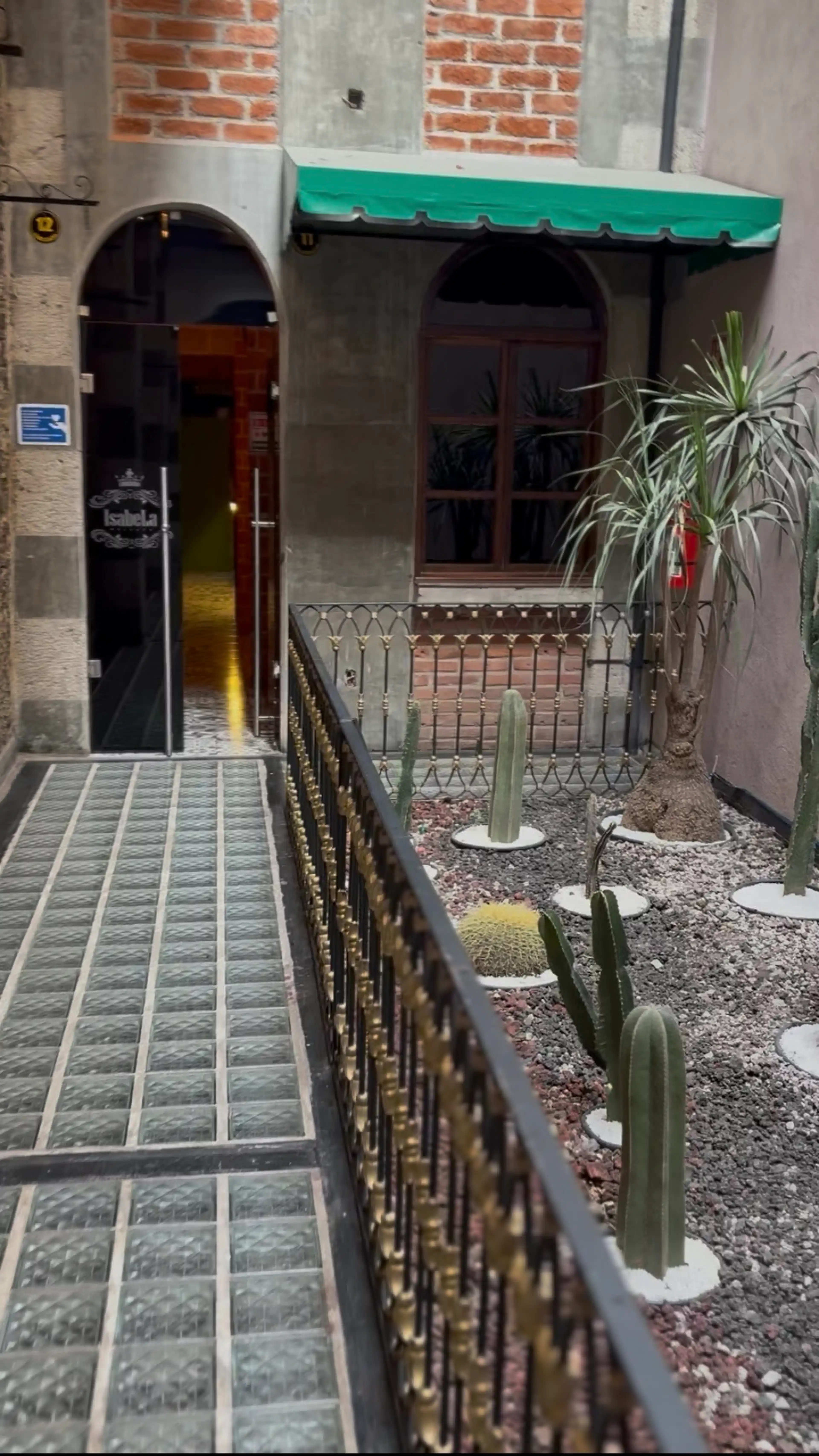 Isabel La Católica 75