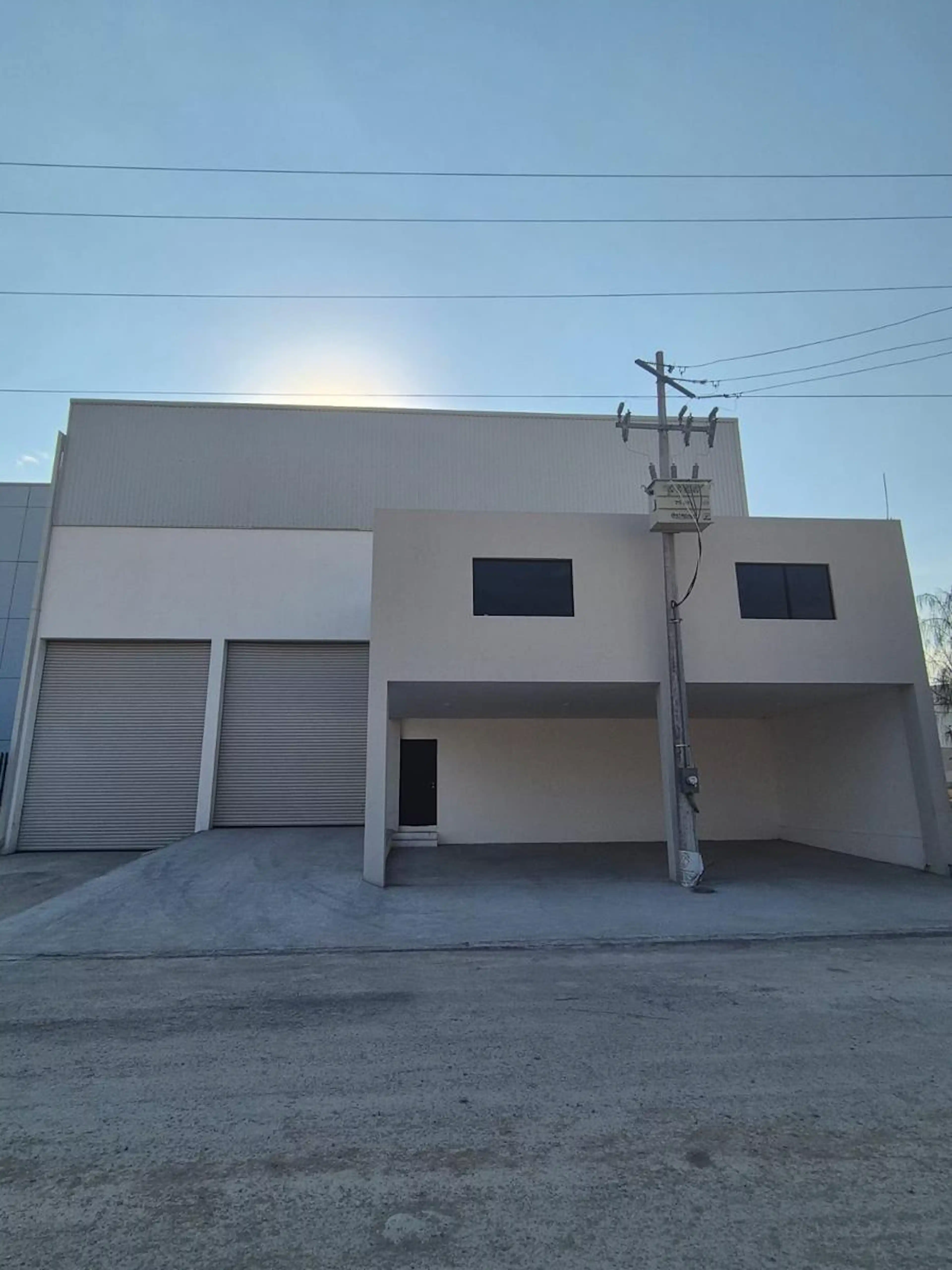 BODEGA INDUSTRIAL EN RENTA O VENTA EN SANTA CATARINA S/N
