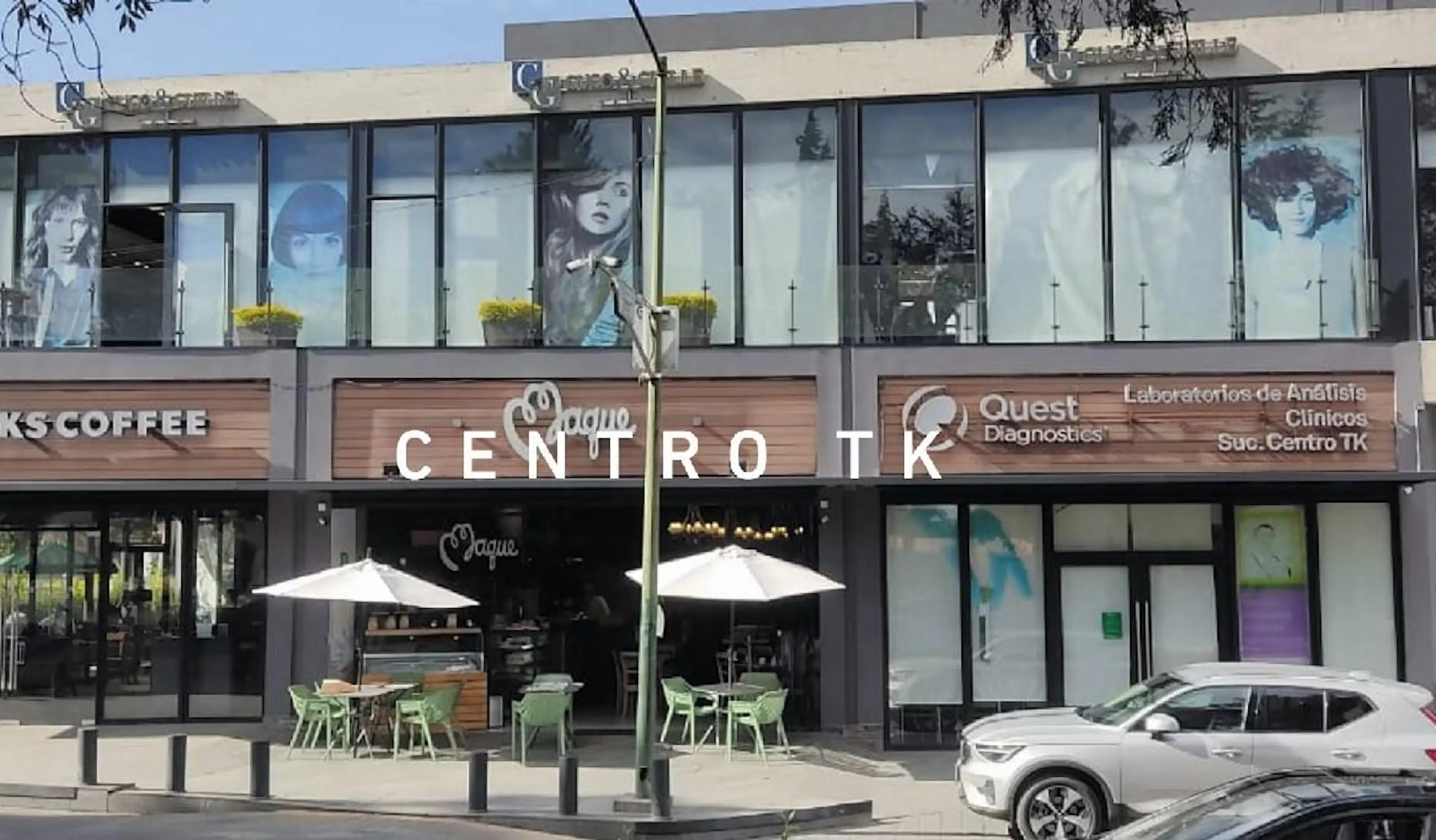 Local En Lomas De Tecamachalco Ubicado Dentro De Una Plaza Con área De Terraza.