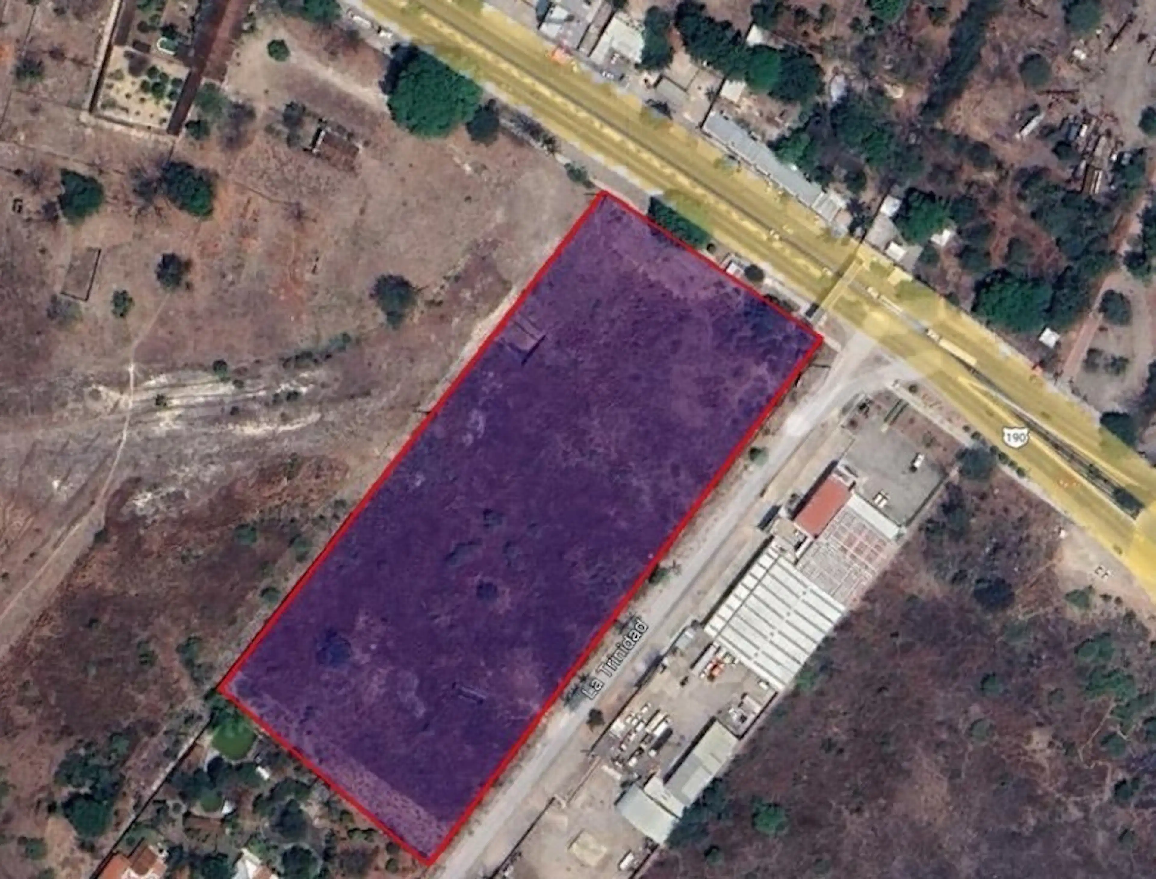 Se renta terreno comercial en esquina, sobre Carretera Internacional.