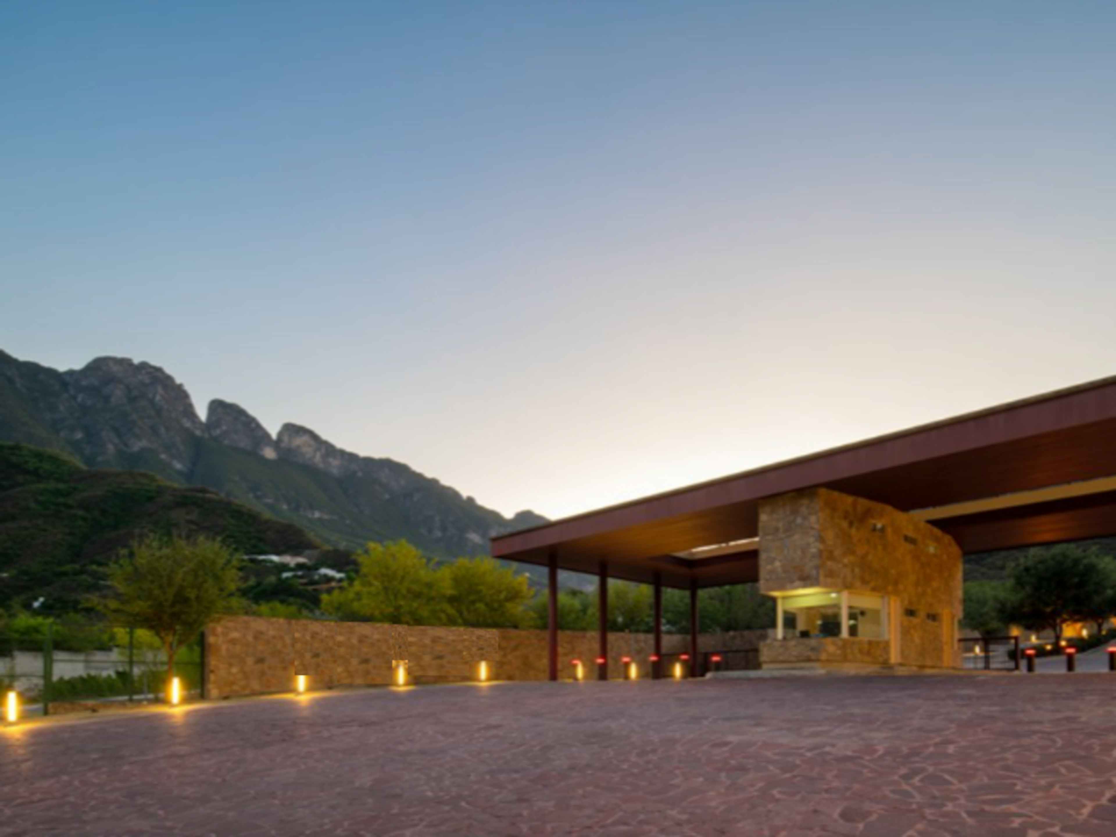 Avenida Eugenio Garza Sada 0