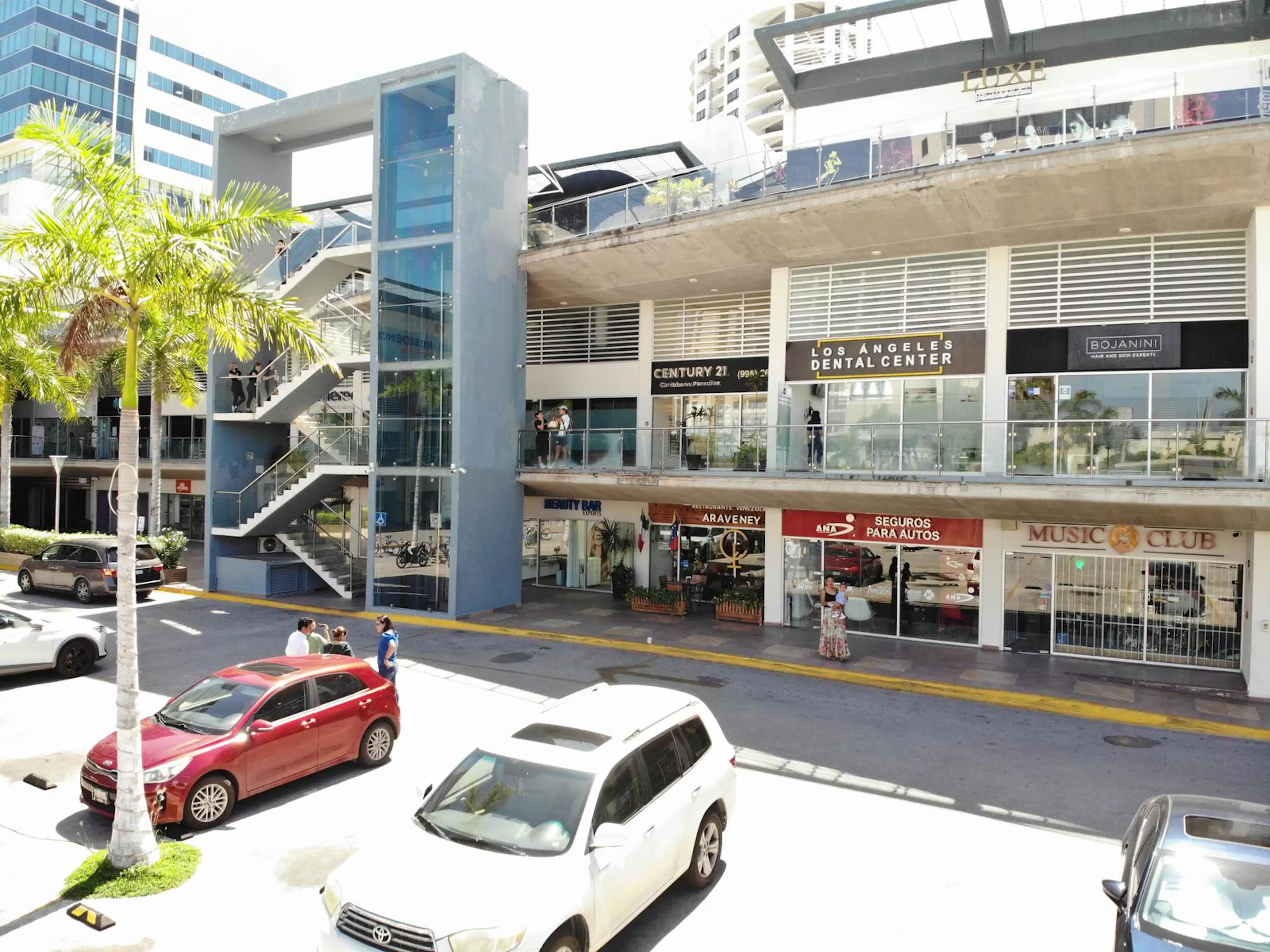 En venta y renta local comercial  187 m2 en el centro de Cancún. Sm 6.  Excelente para inversionistas C3139