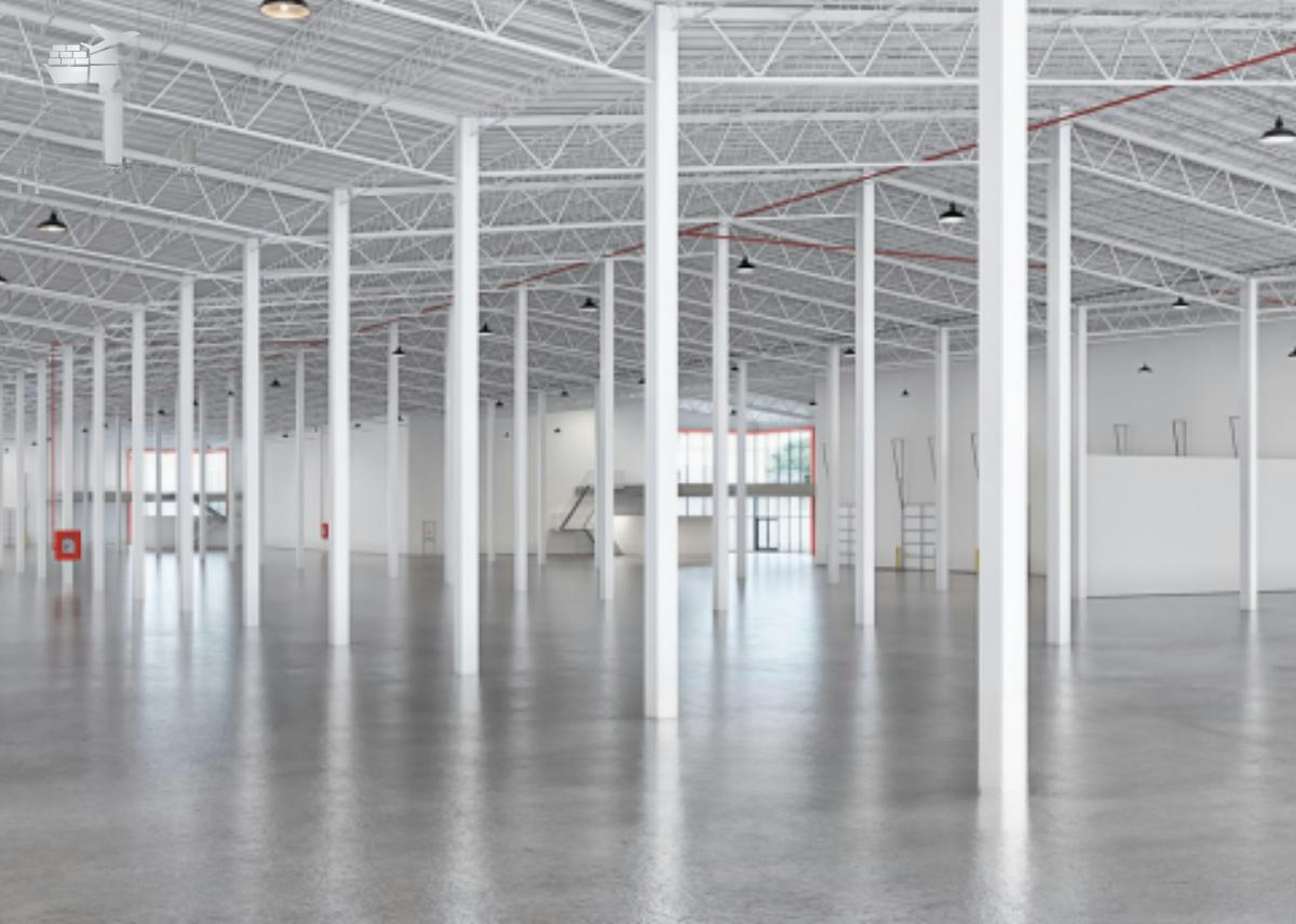 La imagen muestra un amplio espacio industrial vacío con techo alto y estructura metálica. El interior es luminoso, con columnas blancas y suelo pulido. Se aprecian detalles como lámparas colgantes y algunas puertas. En la parte inferior hay un banner azul con un número de teléfono de WhatsApp, sugiriendo que es una propiedad en alquiler o venta. El logotipo en la esquina superior izquierda indica que es una empresa de logística industrial.