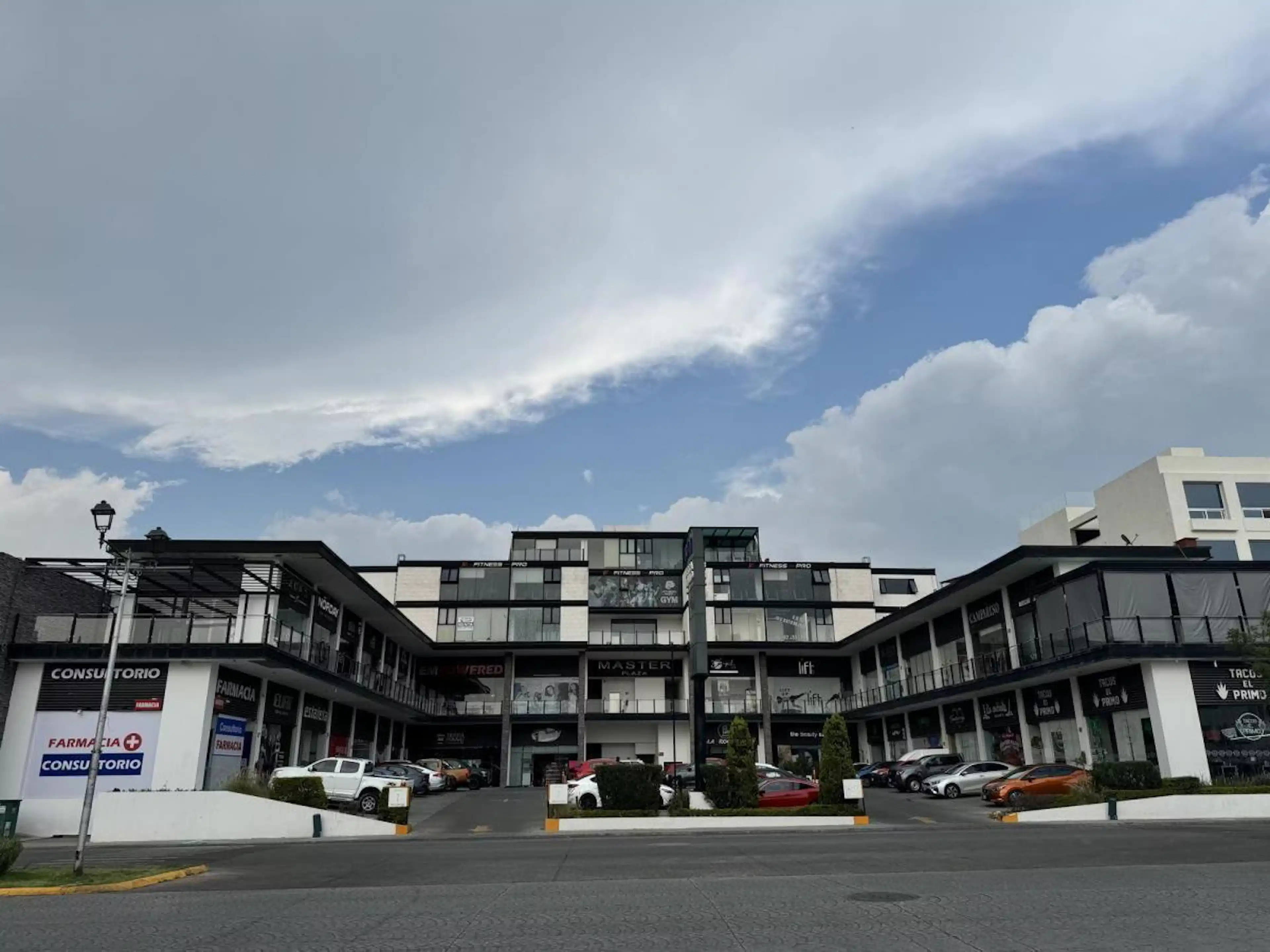 Renta de local comercial en Plaza Master Milenio III
