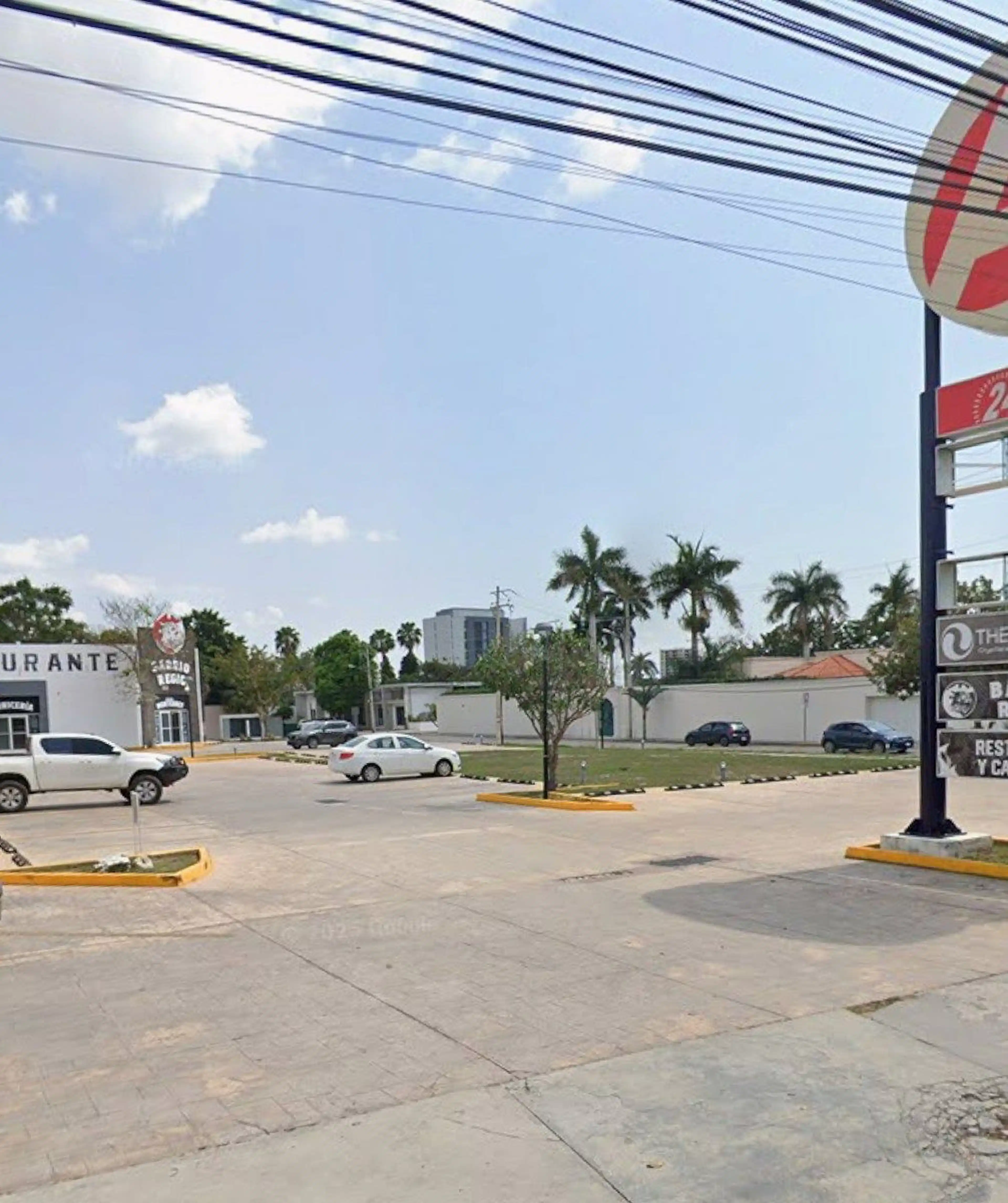 Terreno en renta en plaza comercial sobre Avenida Andrés García Lavín