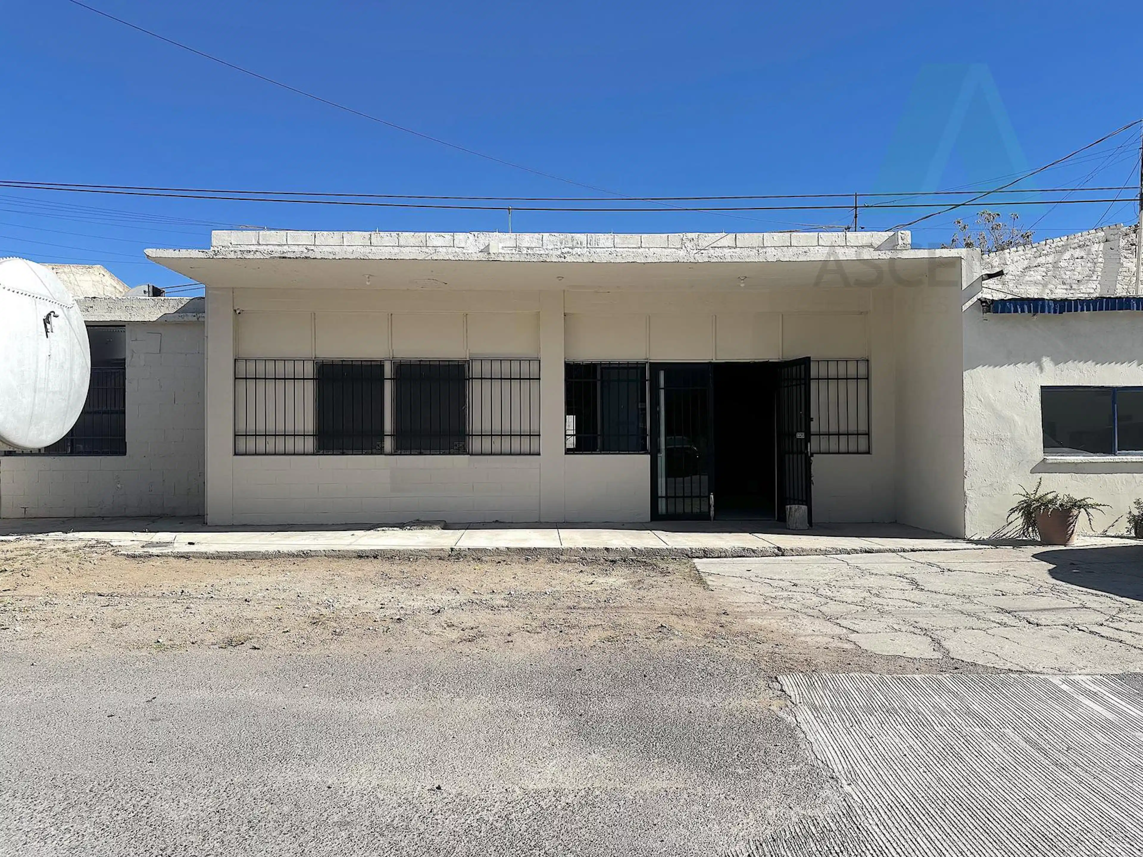 Renta De Oficina Con Bodega Por Las Industrias, Seraco S/N