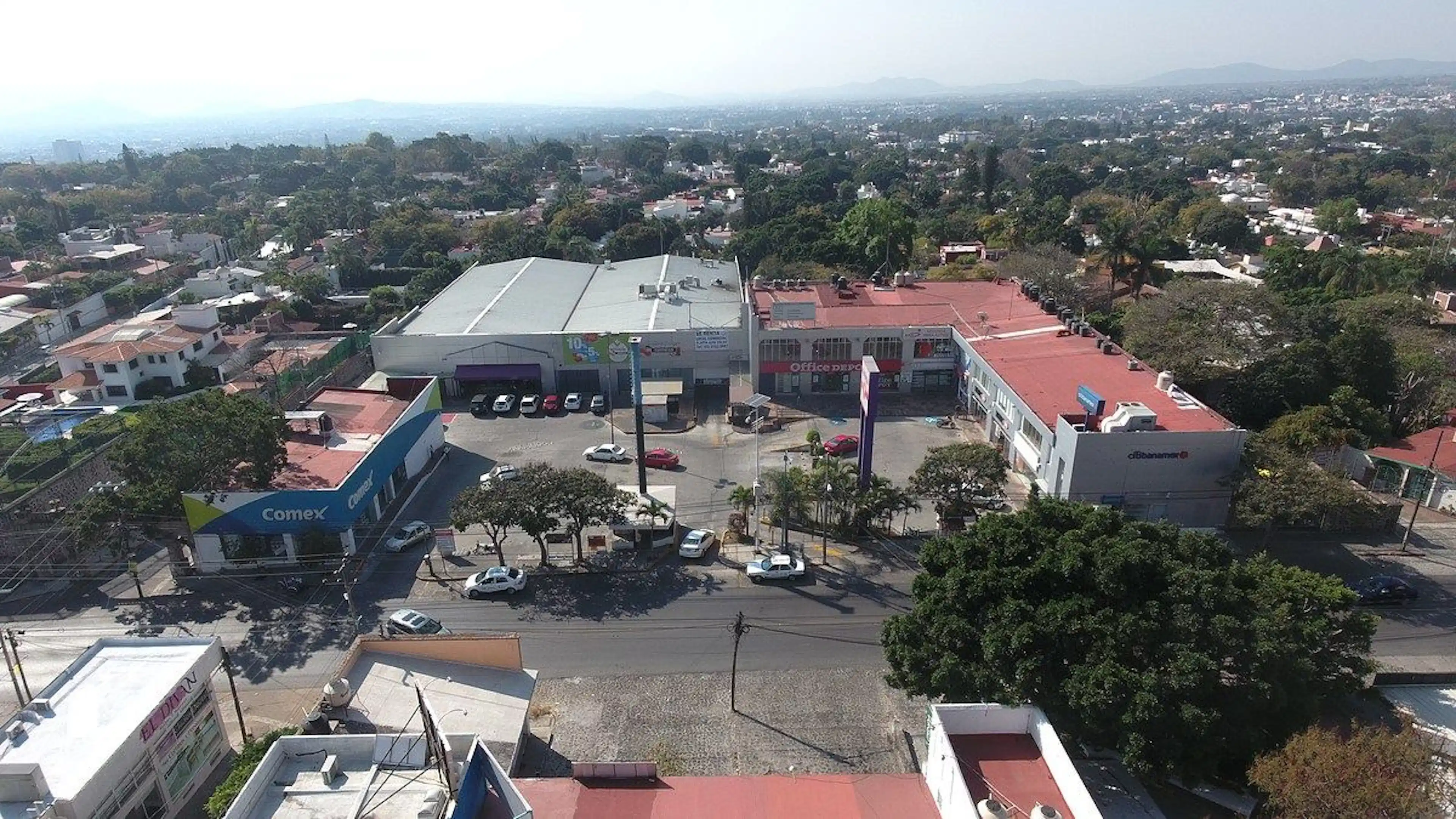 RENTA DE LOCAL COMERCIAL PLANTA BAJA CON ESTACIONAMIENTOS AL FRENTE