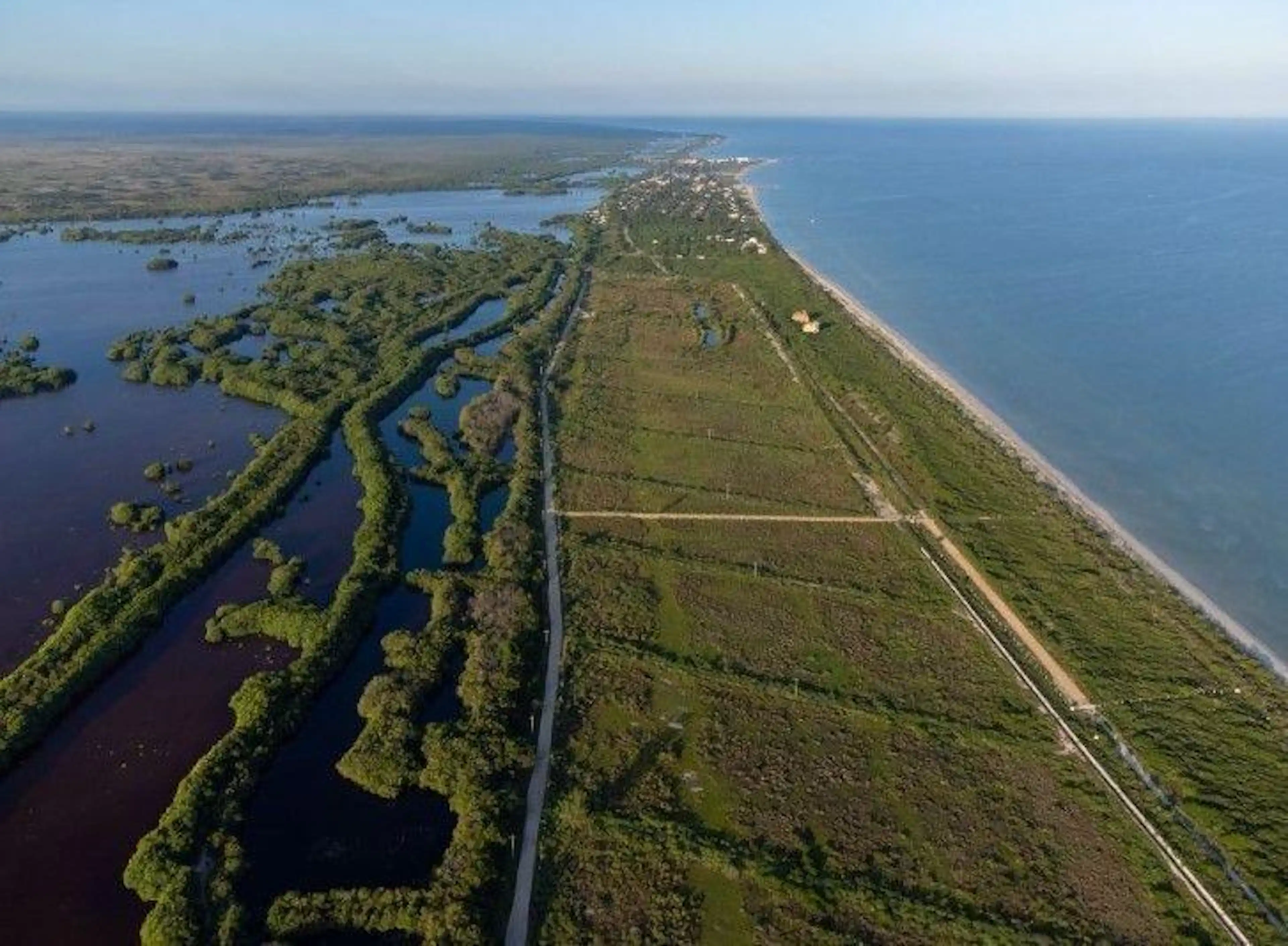 Terrenos En Mérida Playa Sisal, Yucatán, Con Casa Club