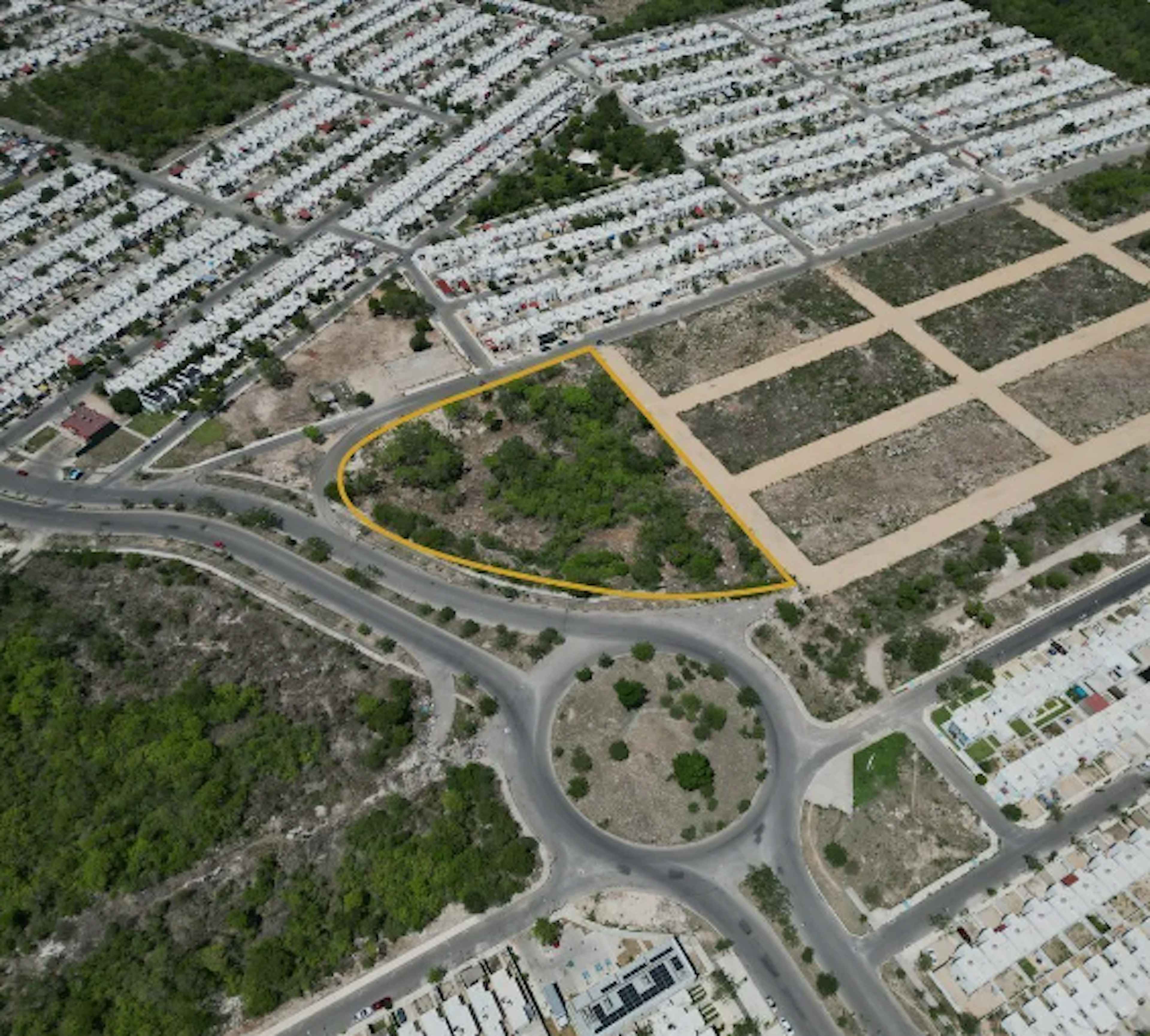 En Venta Terreno Comercial En Piedra Norte Caucel