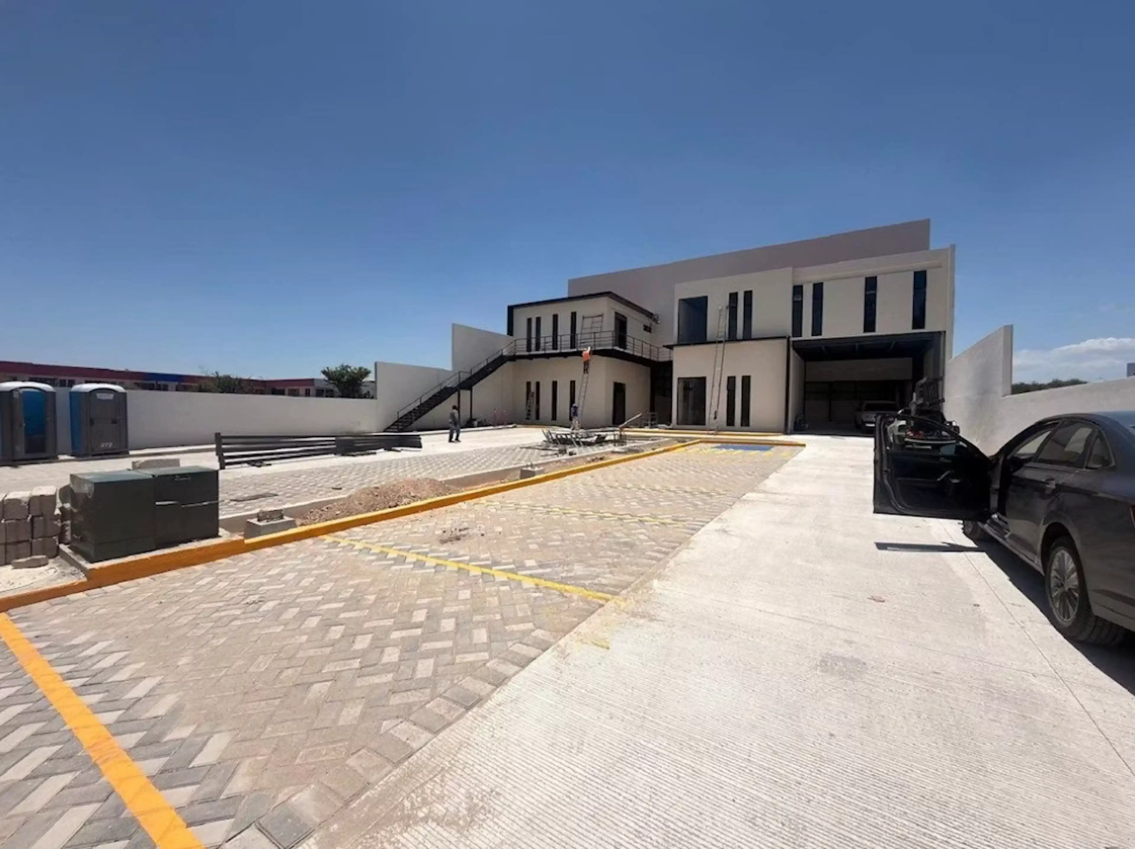 Local comercial en RENTA en mini plaza comercial sobre Anillo Vial III