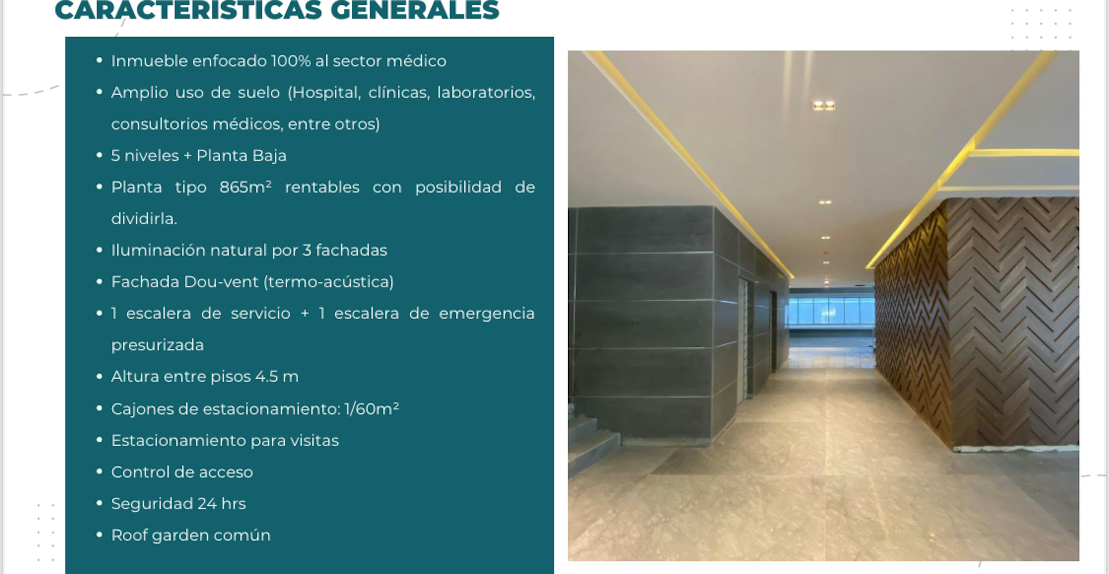 La imagen muestra un pasillo moderno y elegante de un edificio médico. El espacio cuenta con iluminación empotrada en el techo, que tiene un diseño angular con acentos amarillos. Las paredes combinan paneles grises lisos con un patrón de chevron en madera, creando un ambiente sofisticado y acogedor. El piso es de un material claro, posiblemente mármol o porcelanato, que refleja la luz y amplía visualmente el espacio.