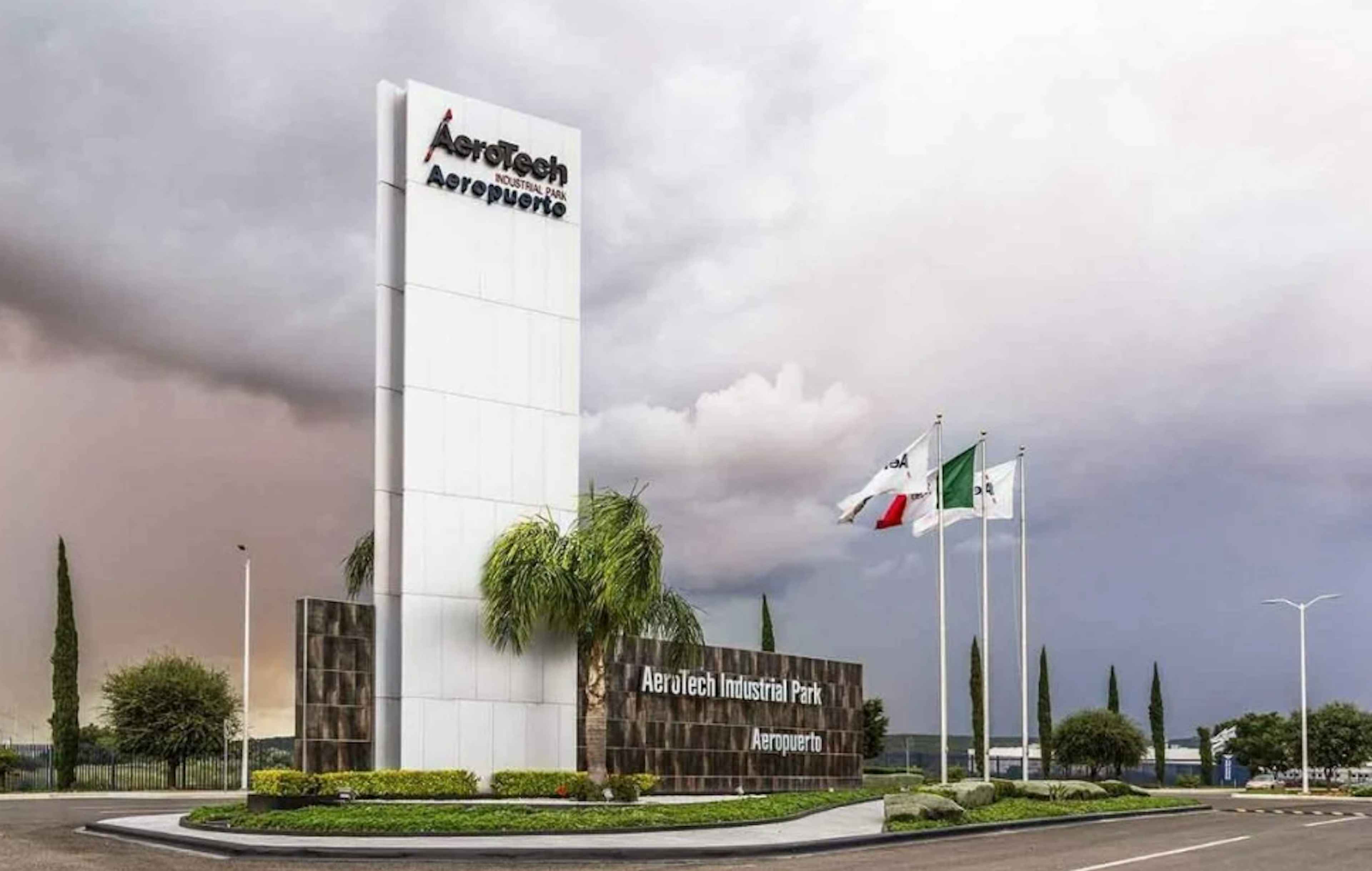 10 De Abril, Aeropuerto Internacional De Querétaro Sn