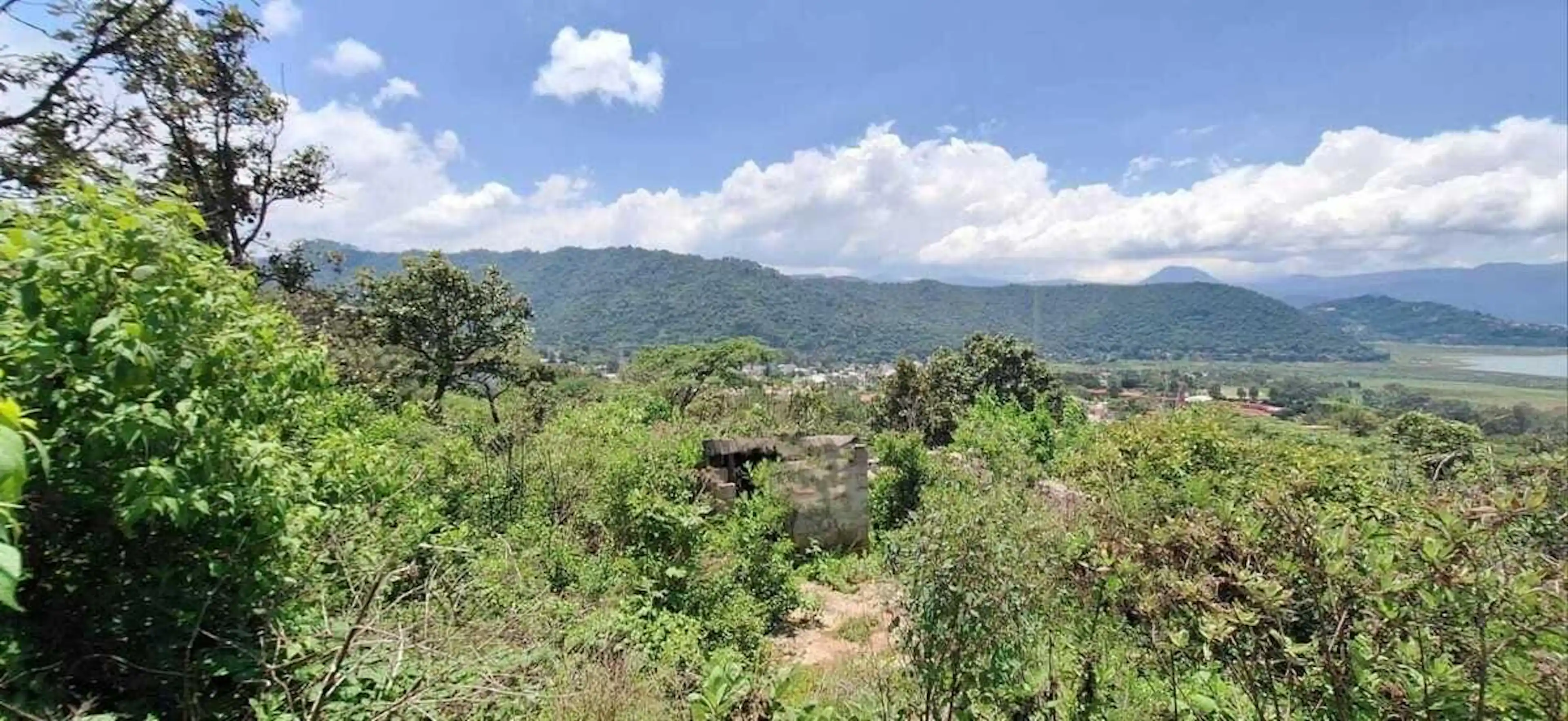 Terreno con Vista al Lago y Doble Acceso en El Arco