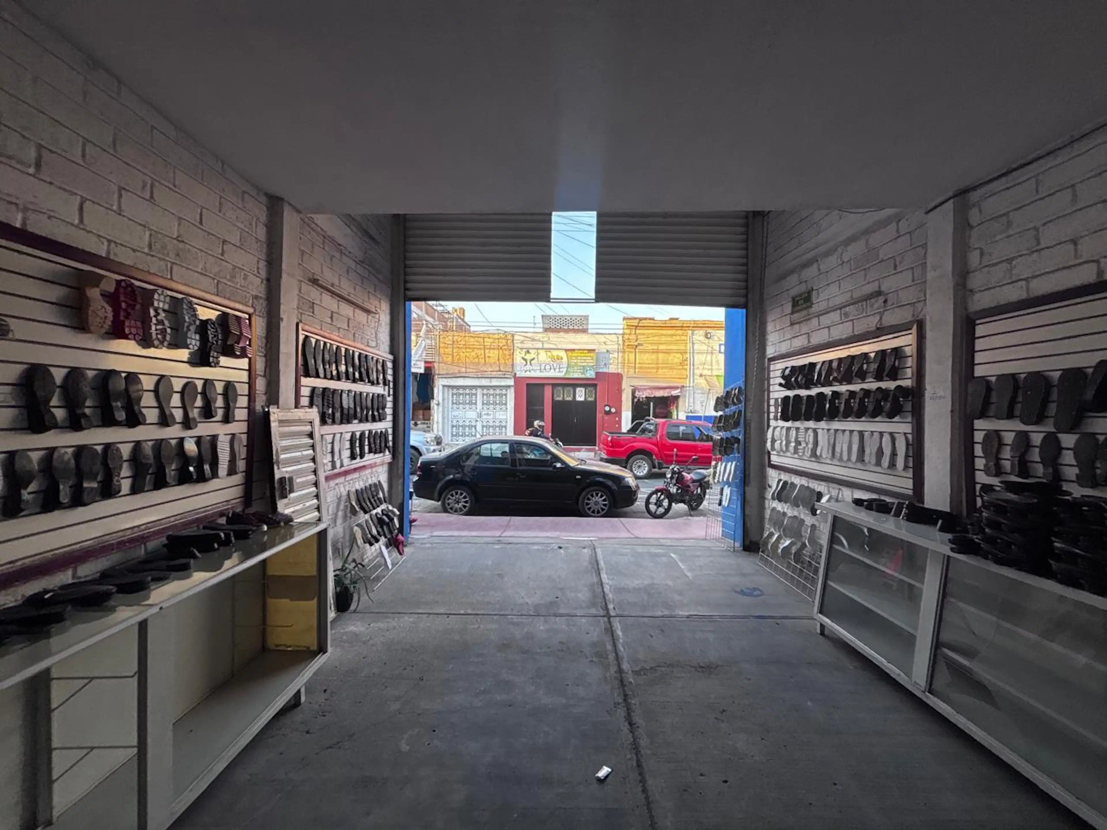 Bodega Comercial Con Local Al Frente En Calle La Luz En El Coecillo S/n