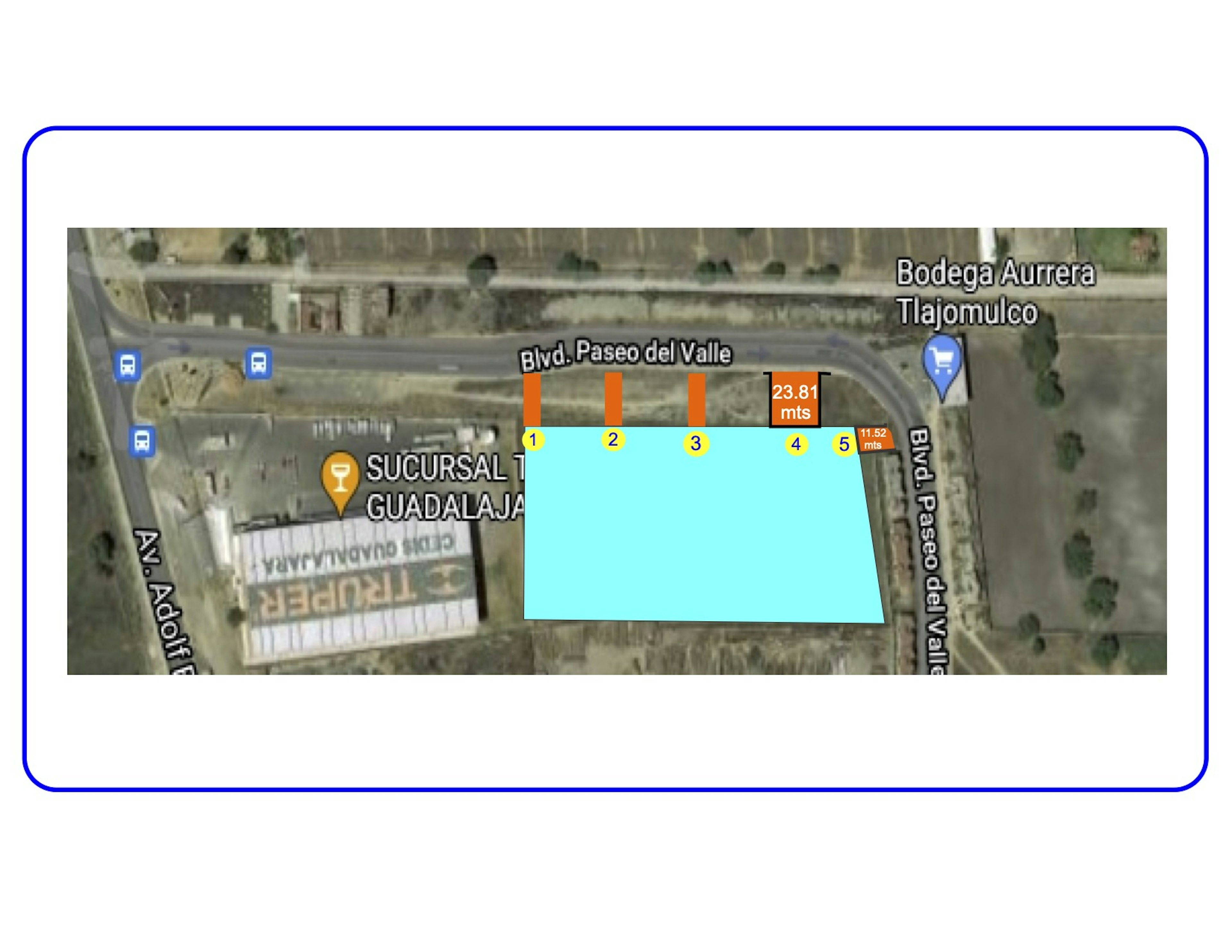 La imagen muestra un mapa satelital de una zona comercial en Guadalajara, México. Se observa un terreno rectangular destacado en color azul claro, ubicado entre el Blvd. Paseo del Valle y una sucursal. El terreno está dividido en 5 secciones numeradas. Se indican medidas, como 23.81 mts en una sección. Hay puntos de interés cercanos como una bodega y paradas de autobús. El mapa proporciona una vista detallada del lote y su entorno inmediato.