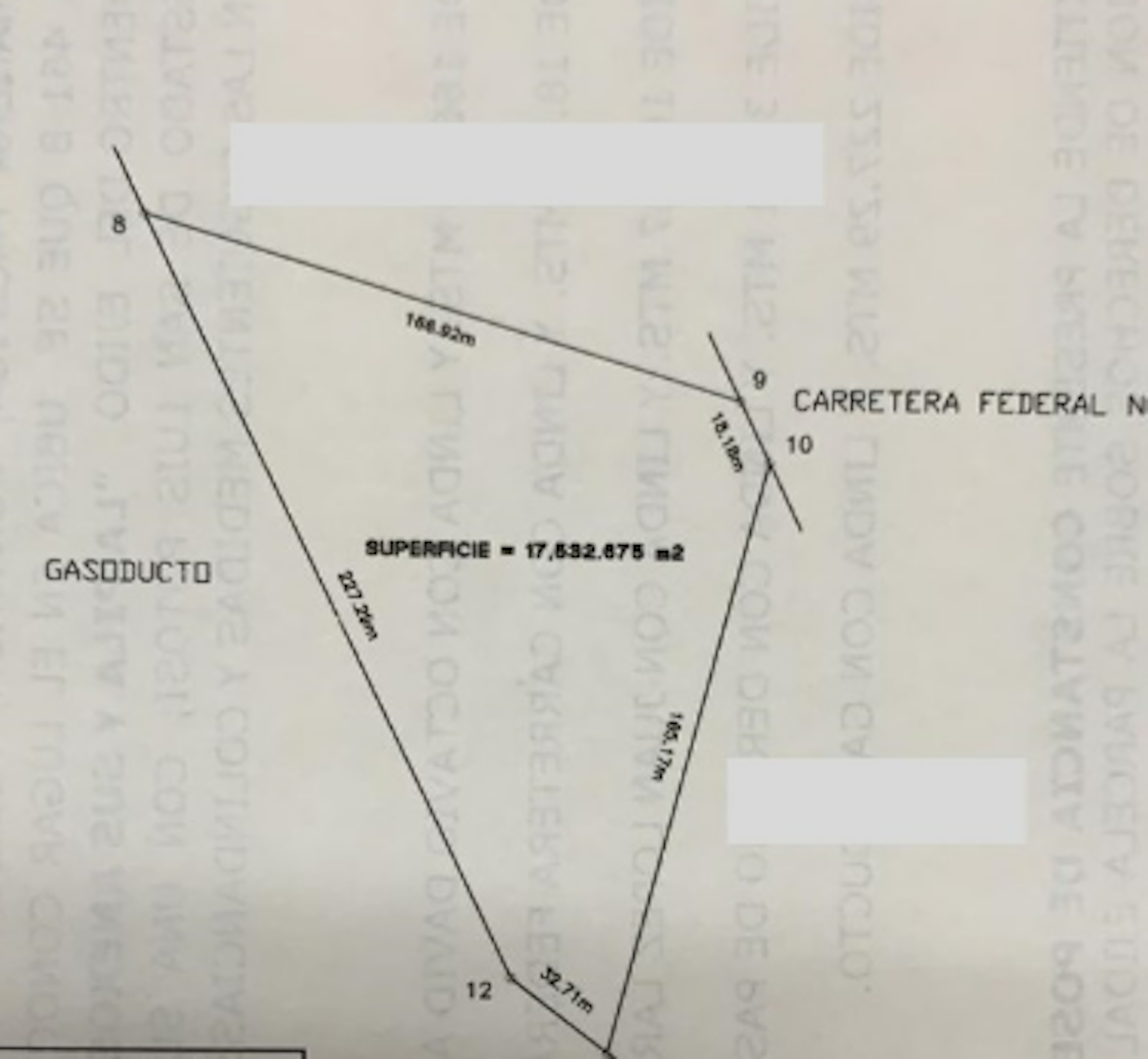 La imagen muestra un plano o croquis de un terreno irregular con forma de pentágono. Se indican las medidas de los lados y la superficie total es de 17,832.875 m2. El terreno está delimitado por un gasoducto en uno de sus lados y una carretera federal en otro. Los vértices están numerados del 8 al 12. Es un documento técnico que podría usarse para fines inmobiliarios o de planificación.