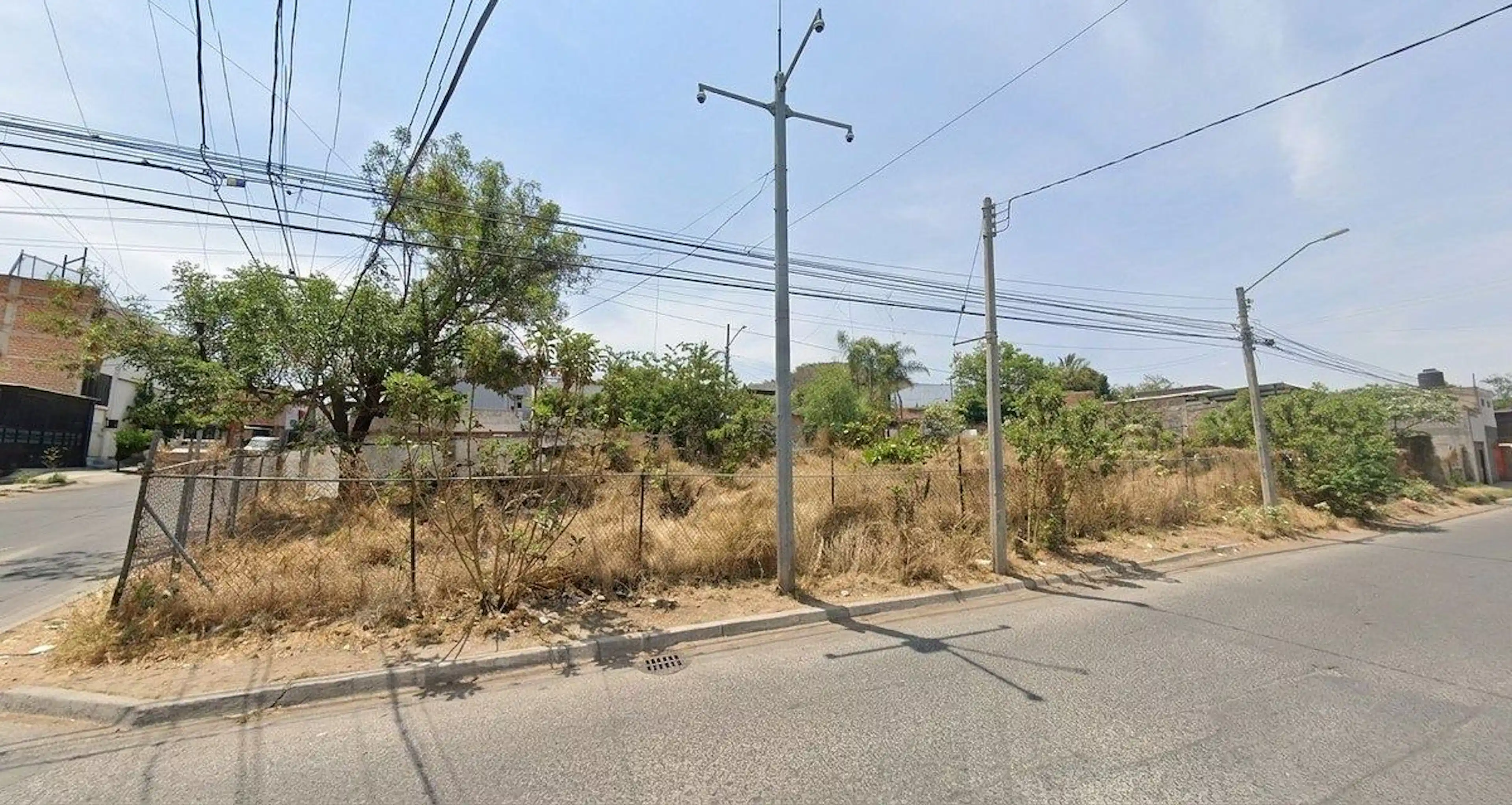 TERRENO EN ESQUINA tres frentes  EN VENTA  658 m²  GRAN POTENCIAL DE DESARROLLO-