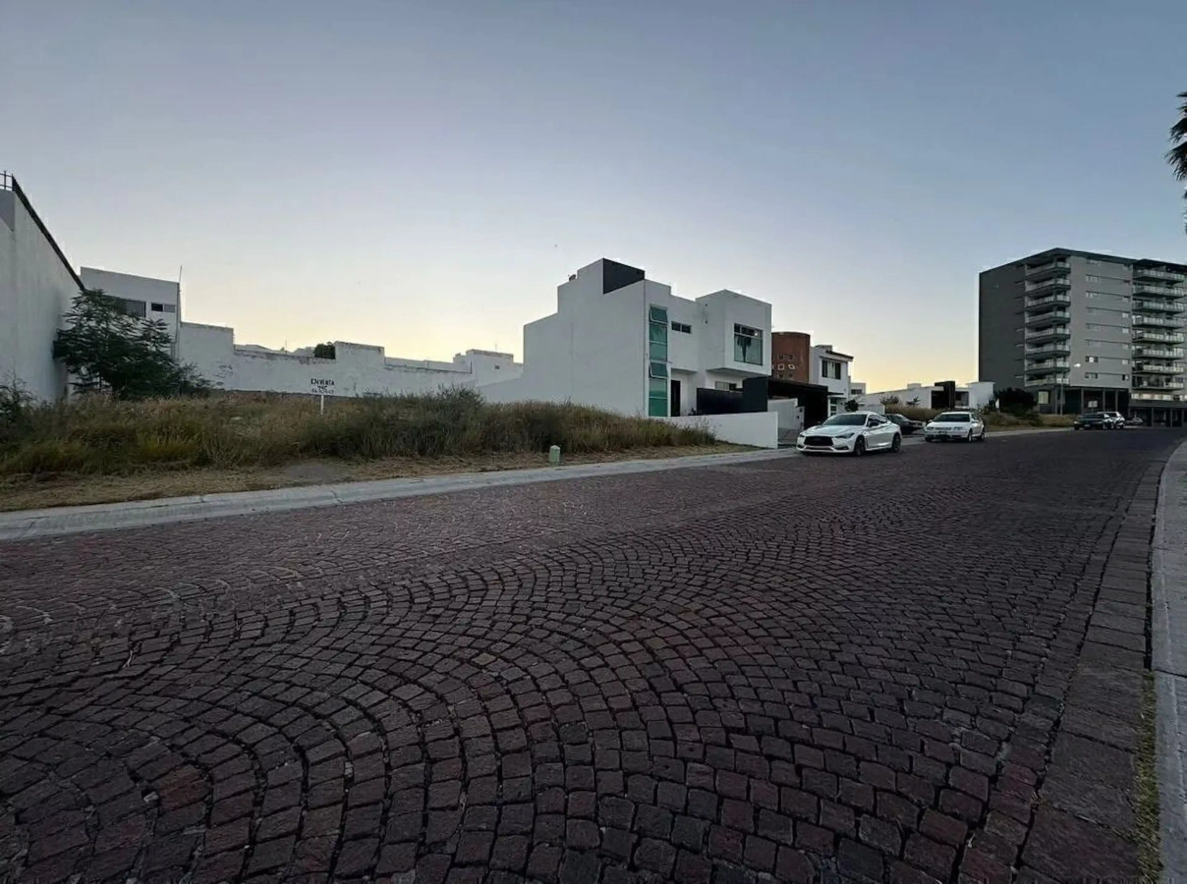 Terreno En Venta En La Calle Principal De Cumbres Del Lago