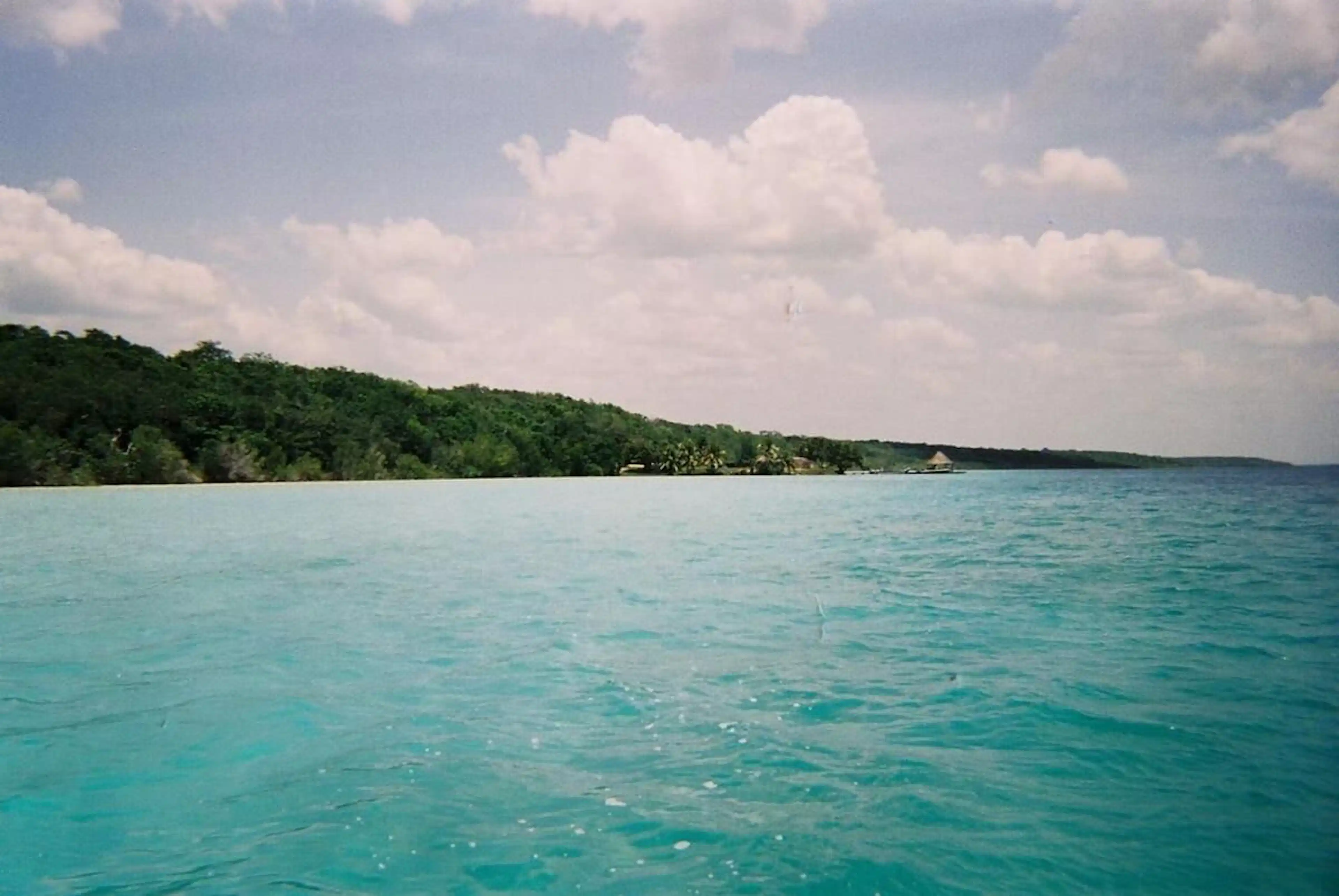 EN BACALAR 52 HAS CON 340 METROS A LA ORILLA DEL LAGO