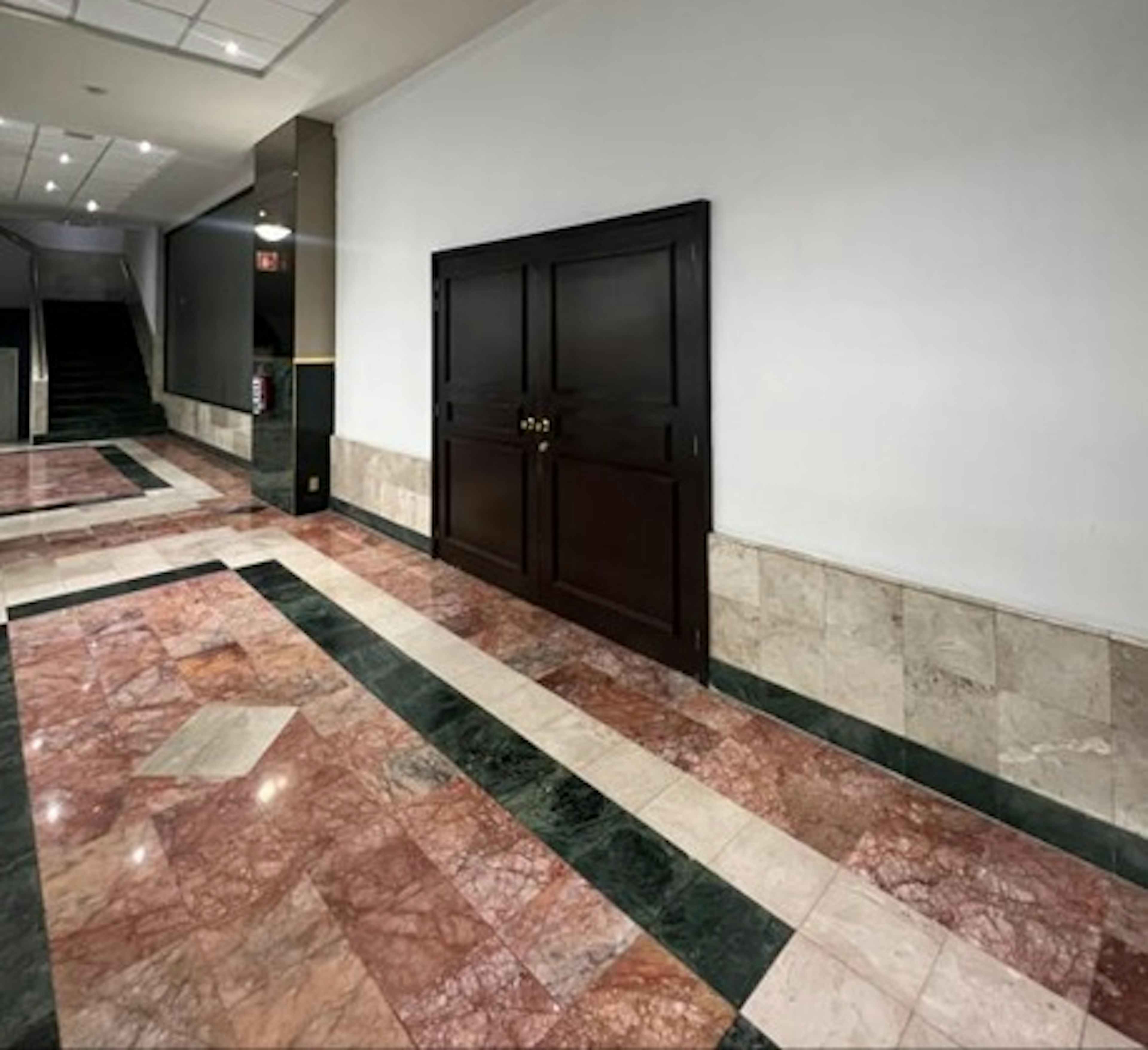 Local 1l Y Salón Astral