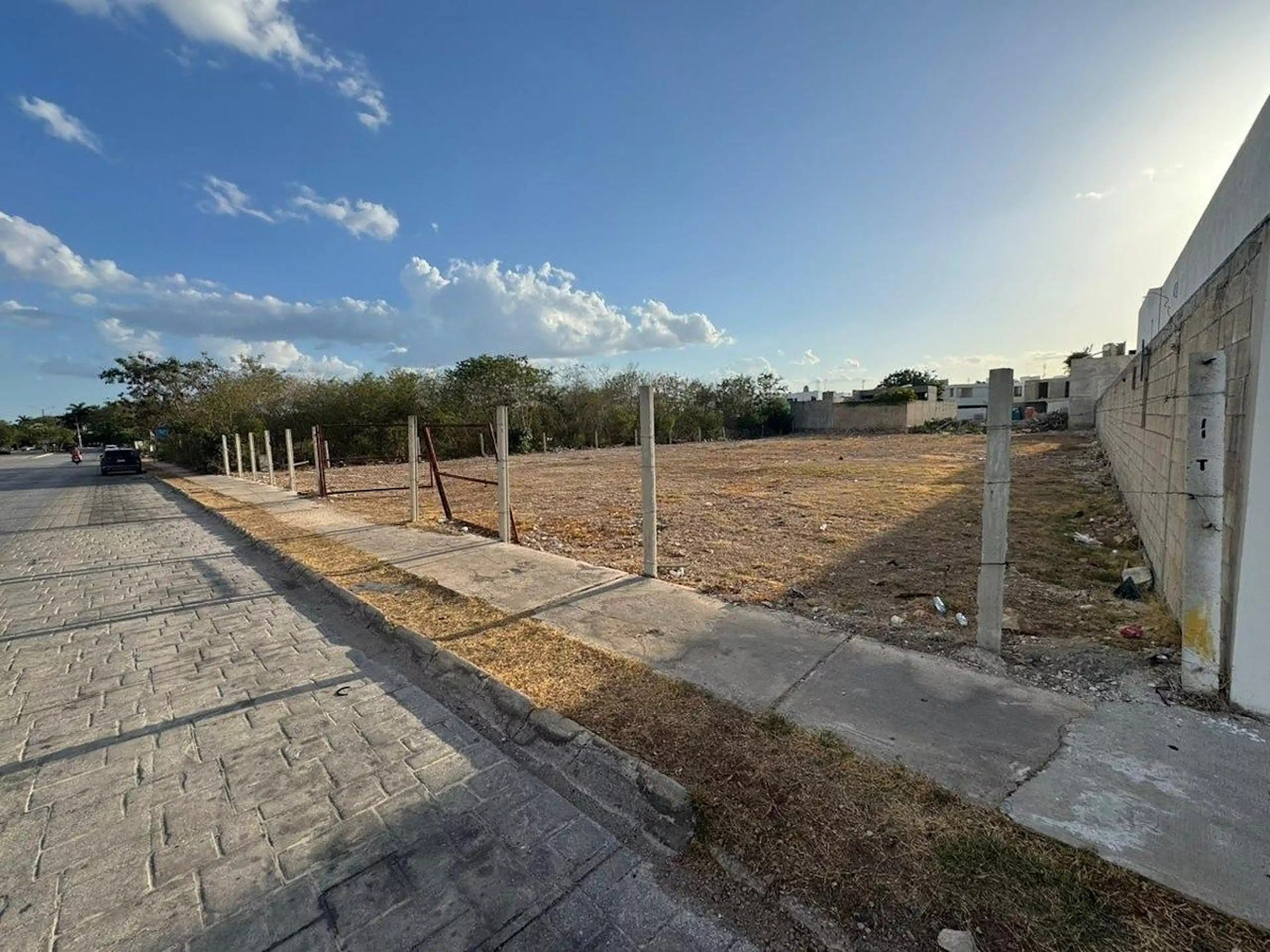 TERRENO CON PERMISOS EN VENTA UBICADO EN LA COL. ALTABRISA- MÉRIDA