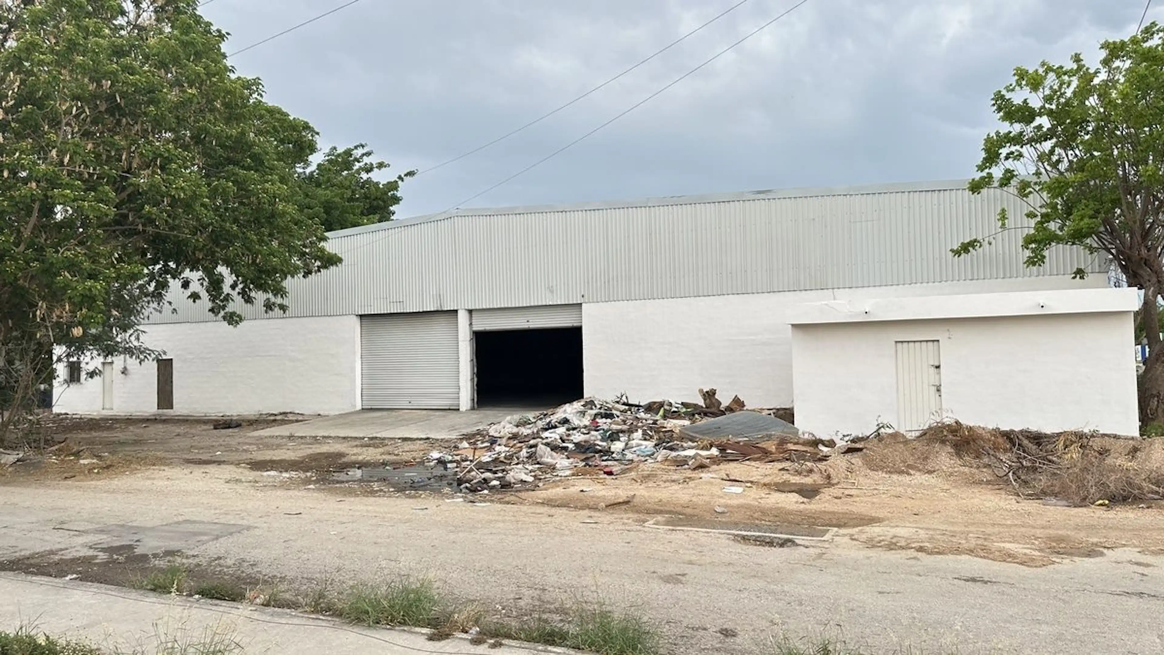 Bodega de 1,100 m2 con Oficinas en Renta