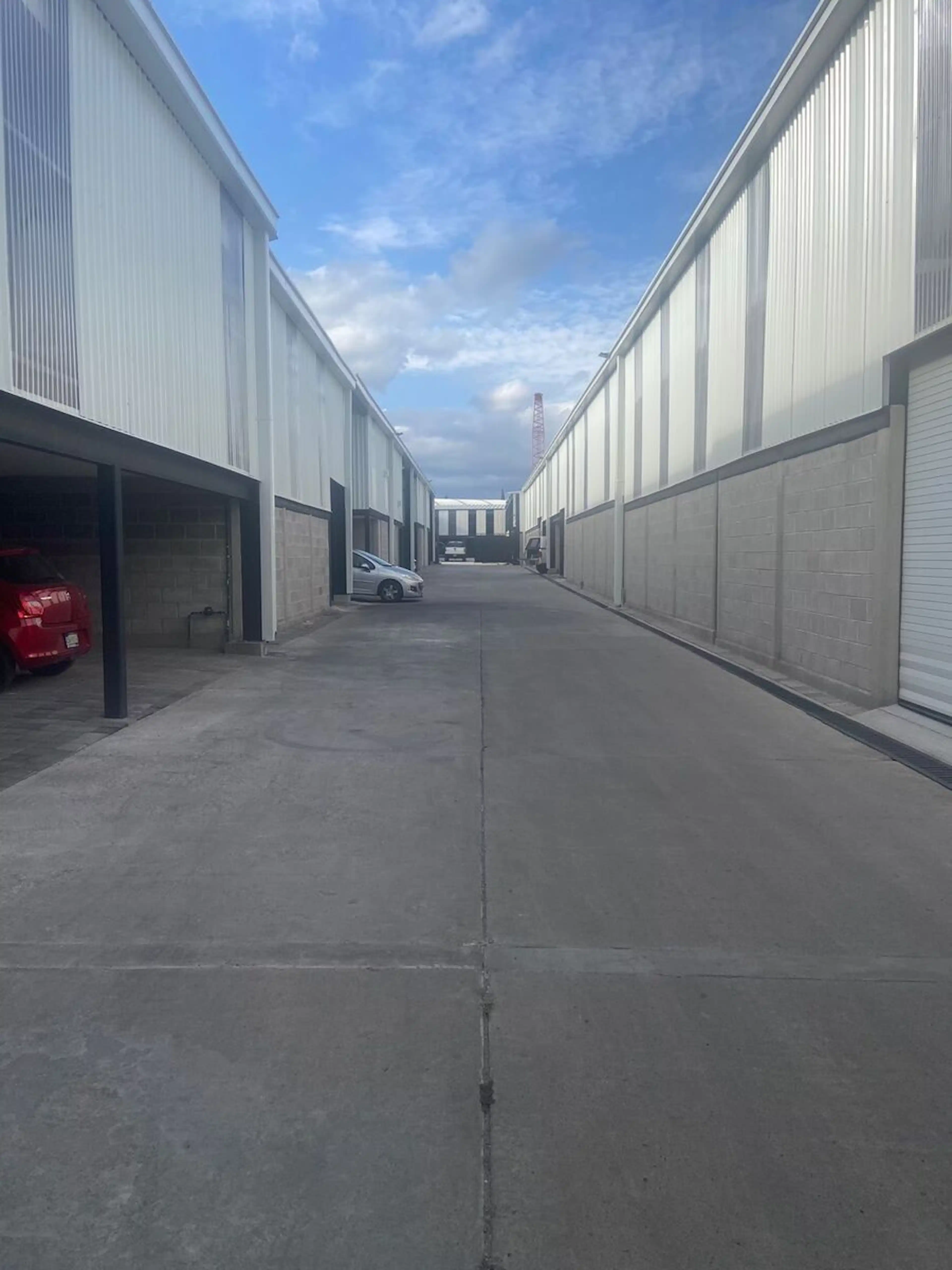 BODEGA! SUPER UBICADA EN JURICA