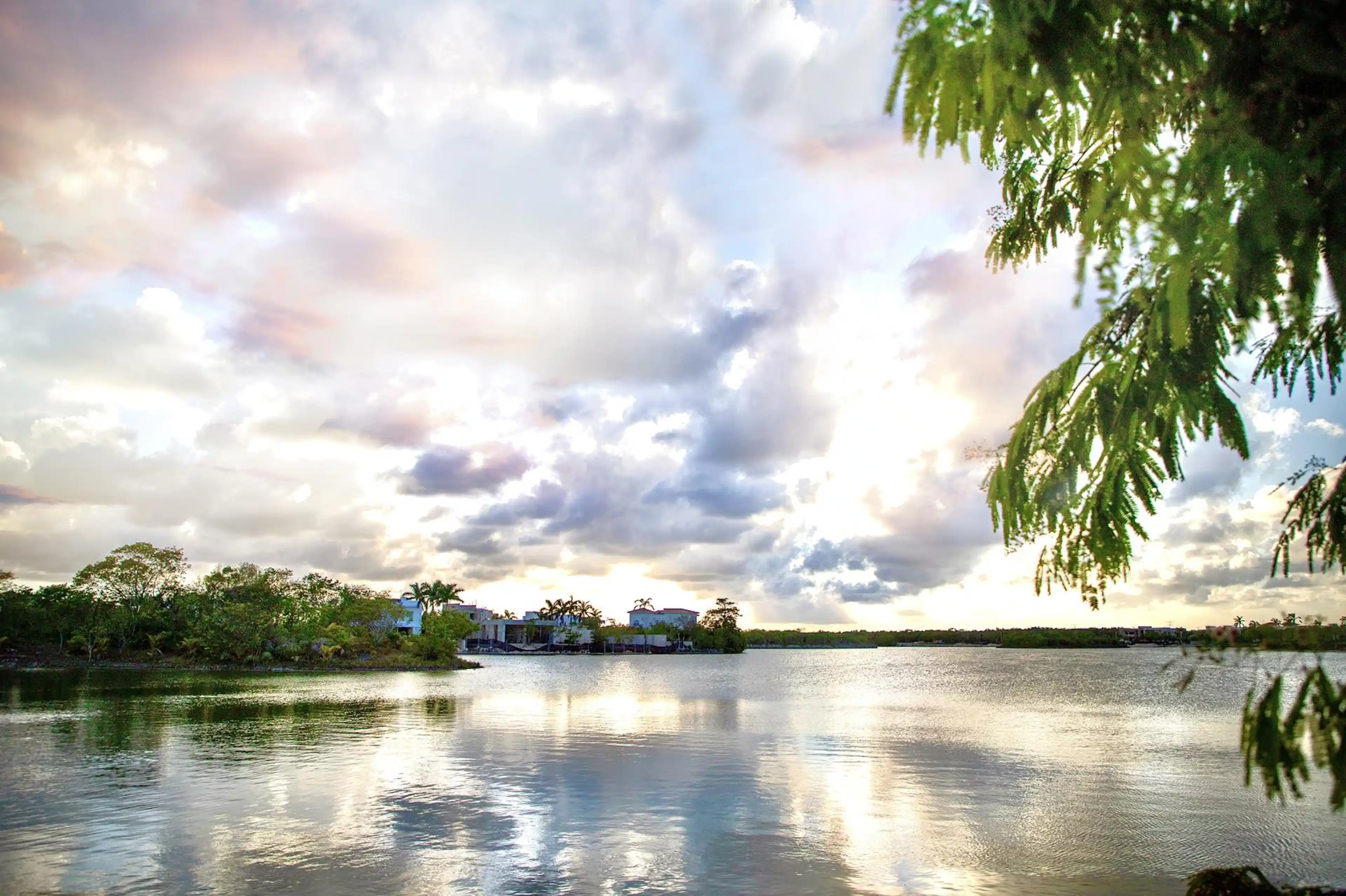 Terreno En Venta En Lagos Del Sol En Cancún, Frente Al Lago