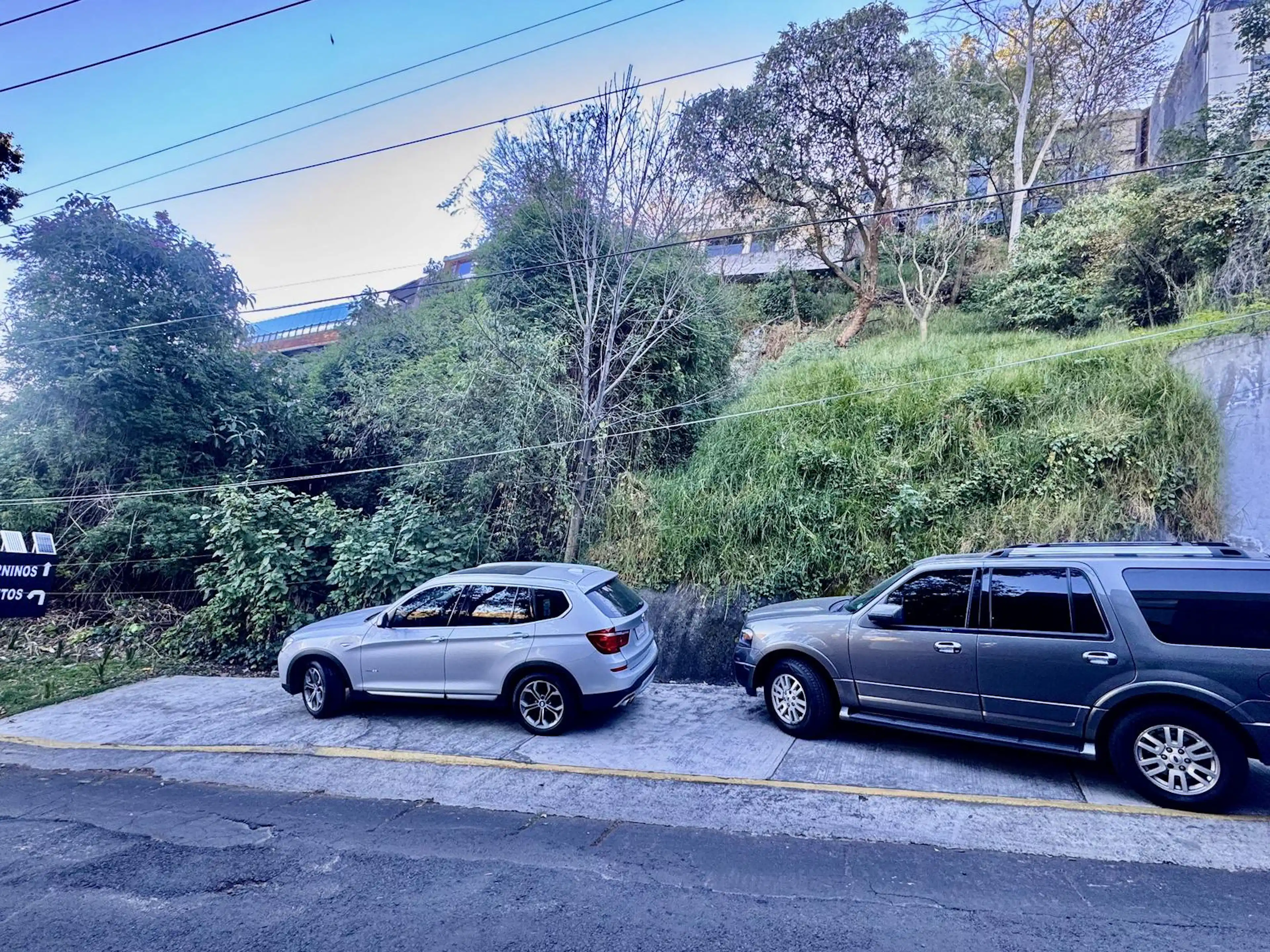 Se vende terreno plurifamiliar para 4 viviendas en Lomas de las Aguilas. Calle con vigilancia