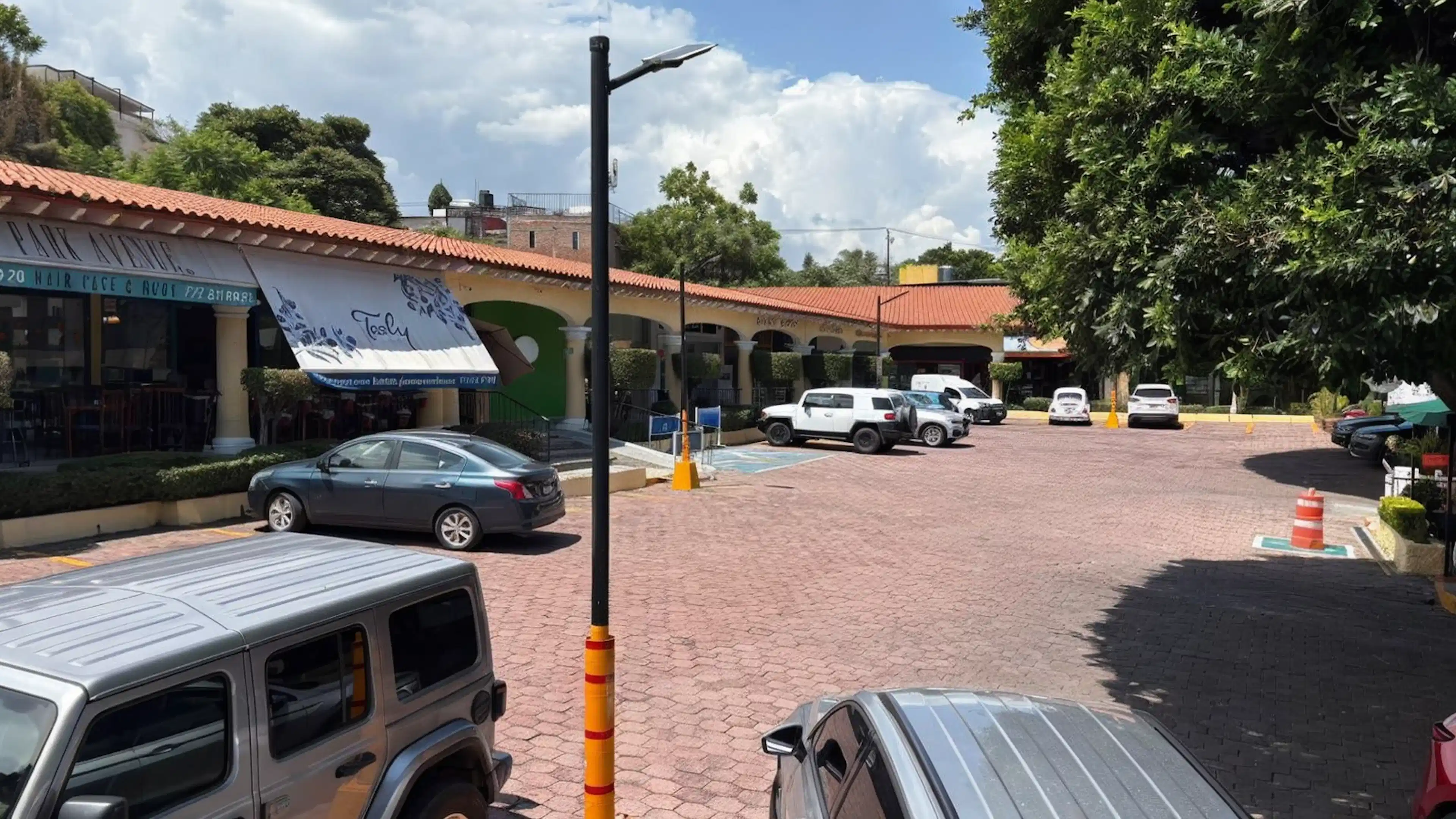Plaza Laurel En Avila Camacho Local Para Sucursal De Banco S/N