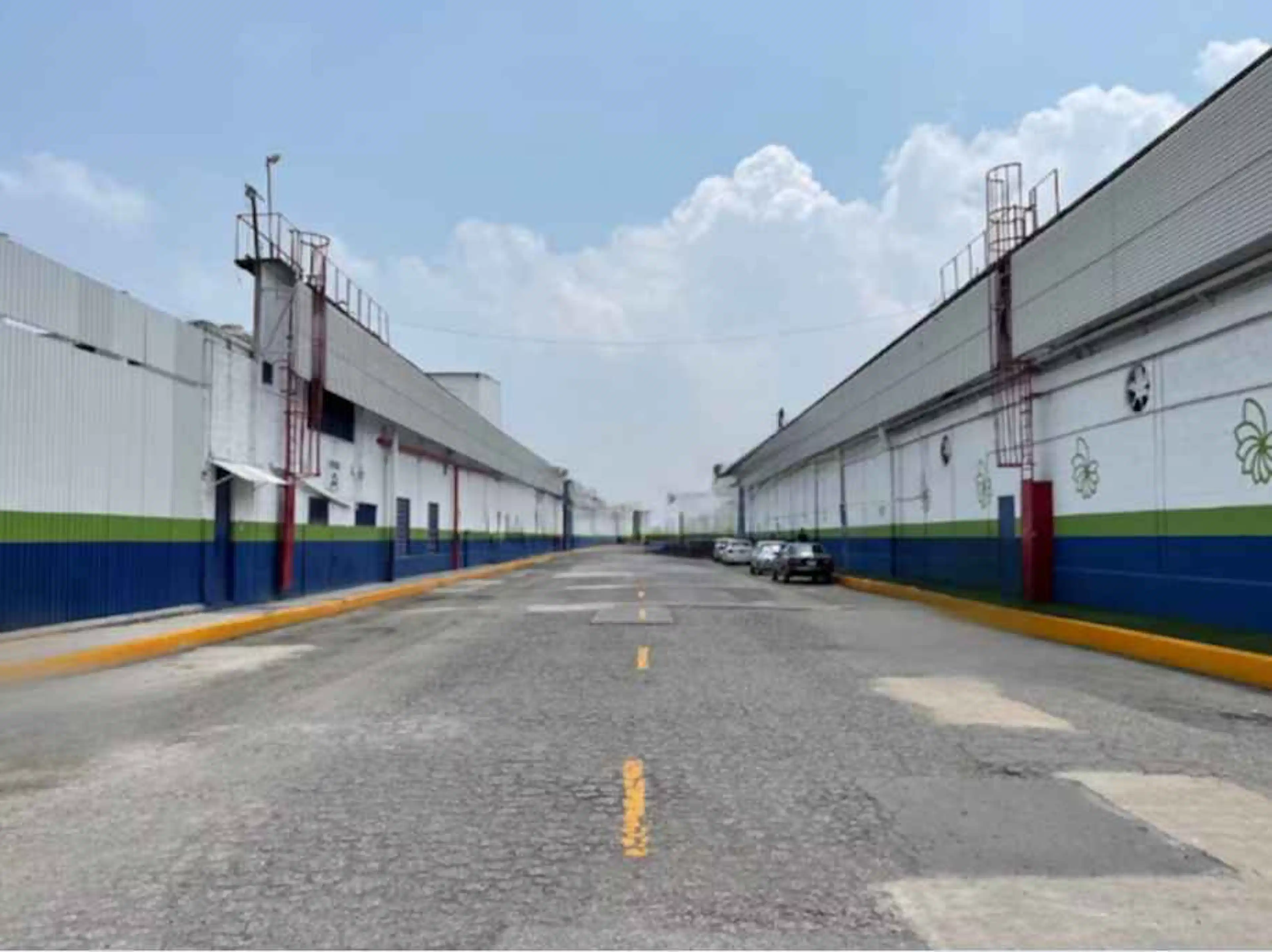 RENTA de Bodega Industrial sobre Av. Gustavo Baz, Tlalnepantla