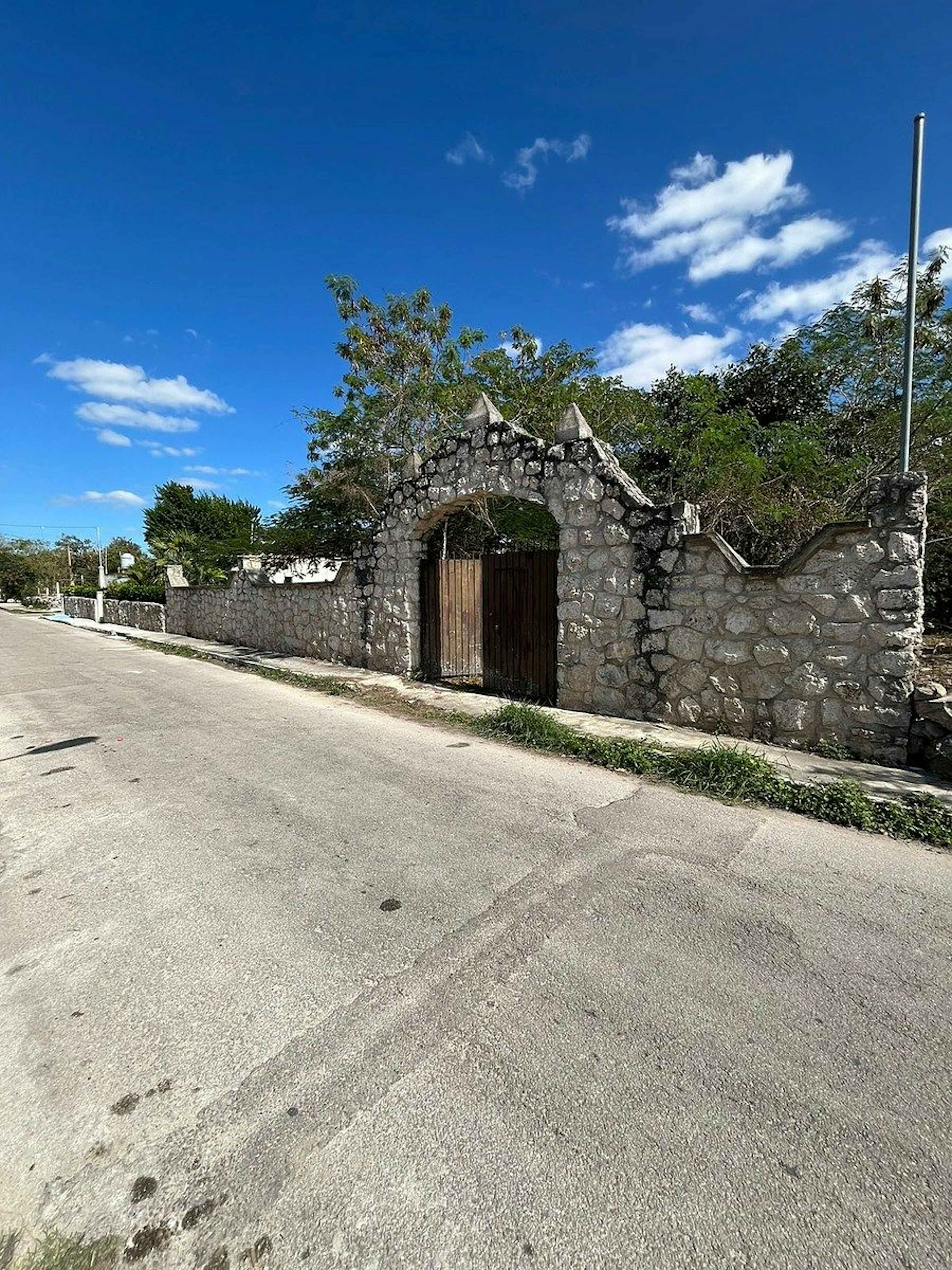 Terreno Bardeado Con Mamposteria, Con Servicios