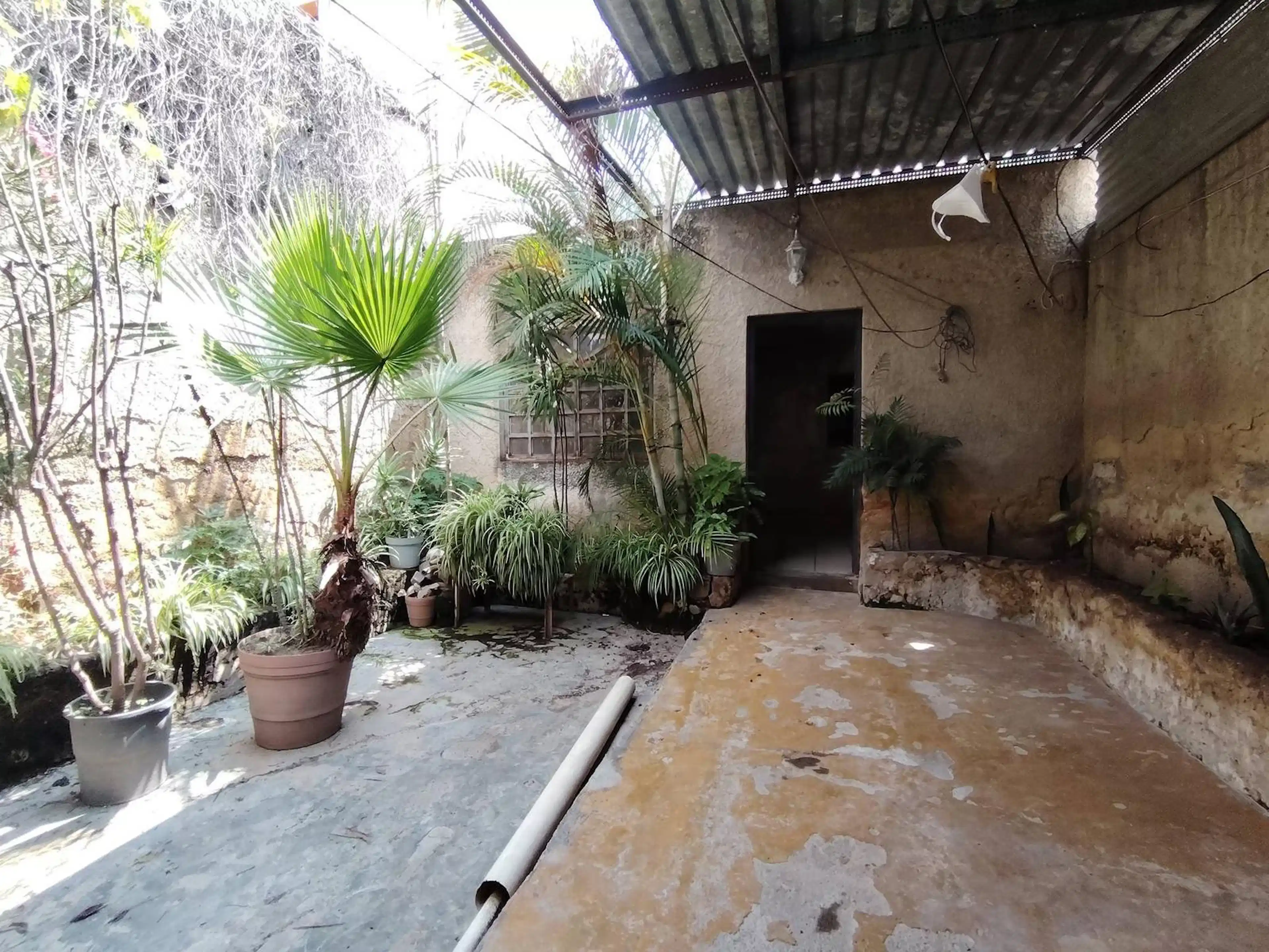 En venta casa en Av el colli (se vende como terreno)