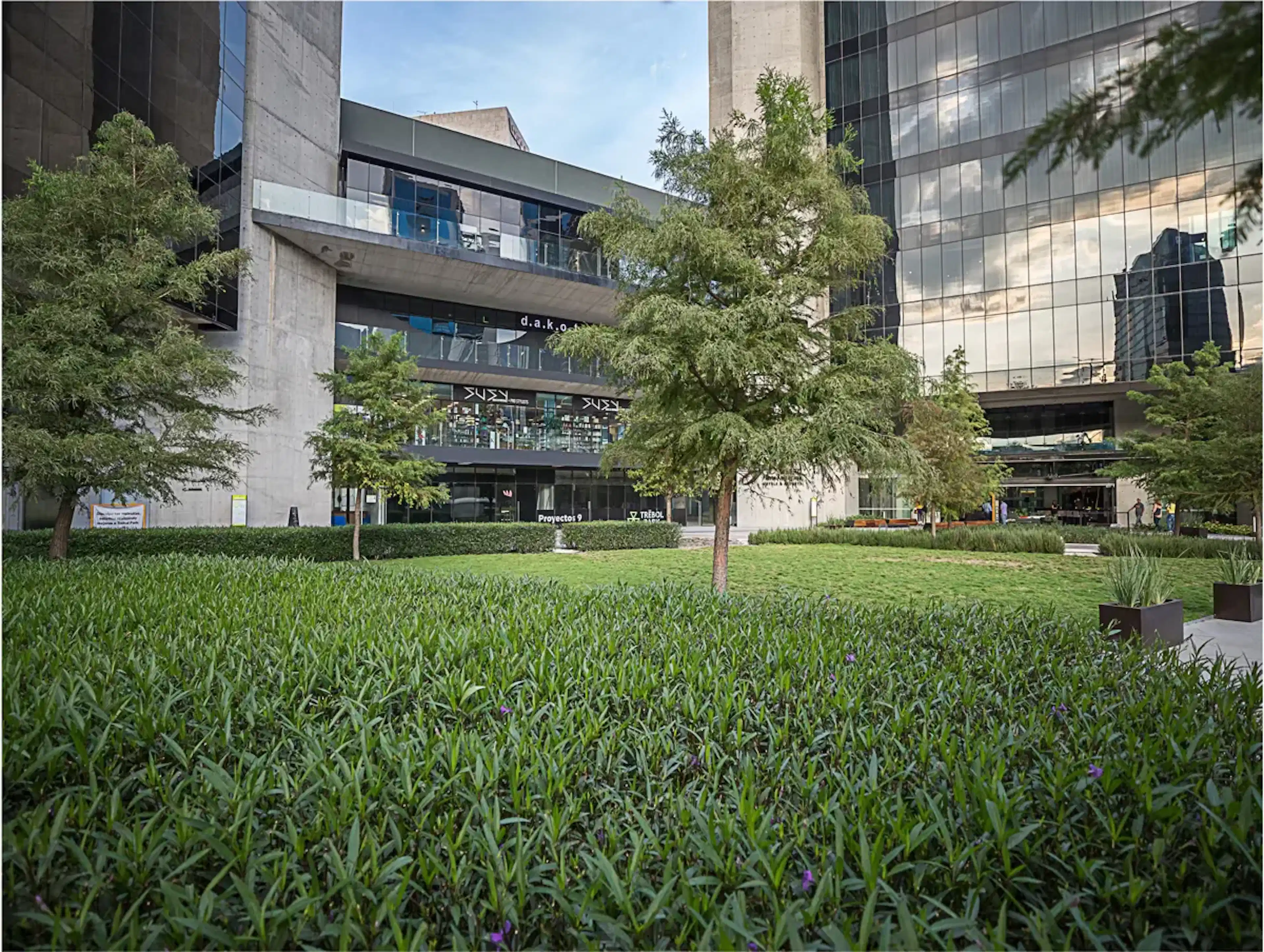 Trebol Park. N11-05 Oriente. Av Lázaro Cárdenas 2424 Zona Valle Oriente 66266 San Pedro Garza García *