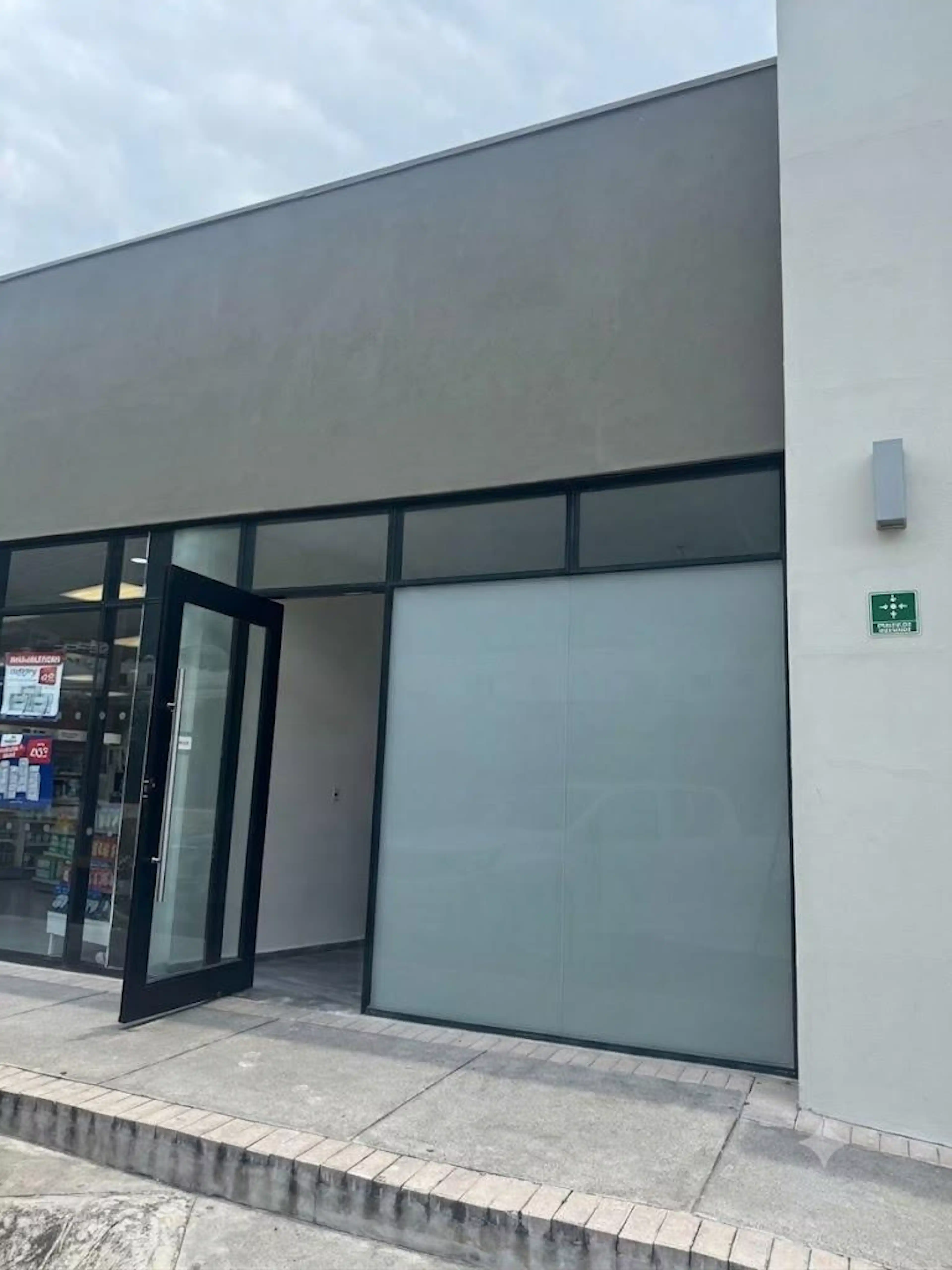 Renta Local De 50 M2 En Plaza VÍa La Luz - Zona Carretera Nacional En Monterrey - En Planta Baja