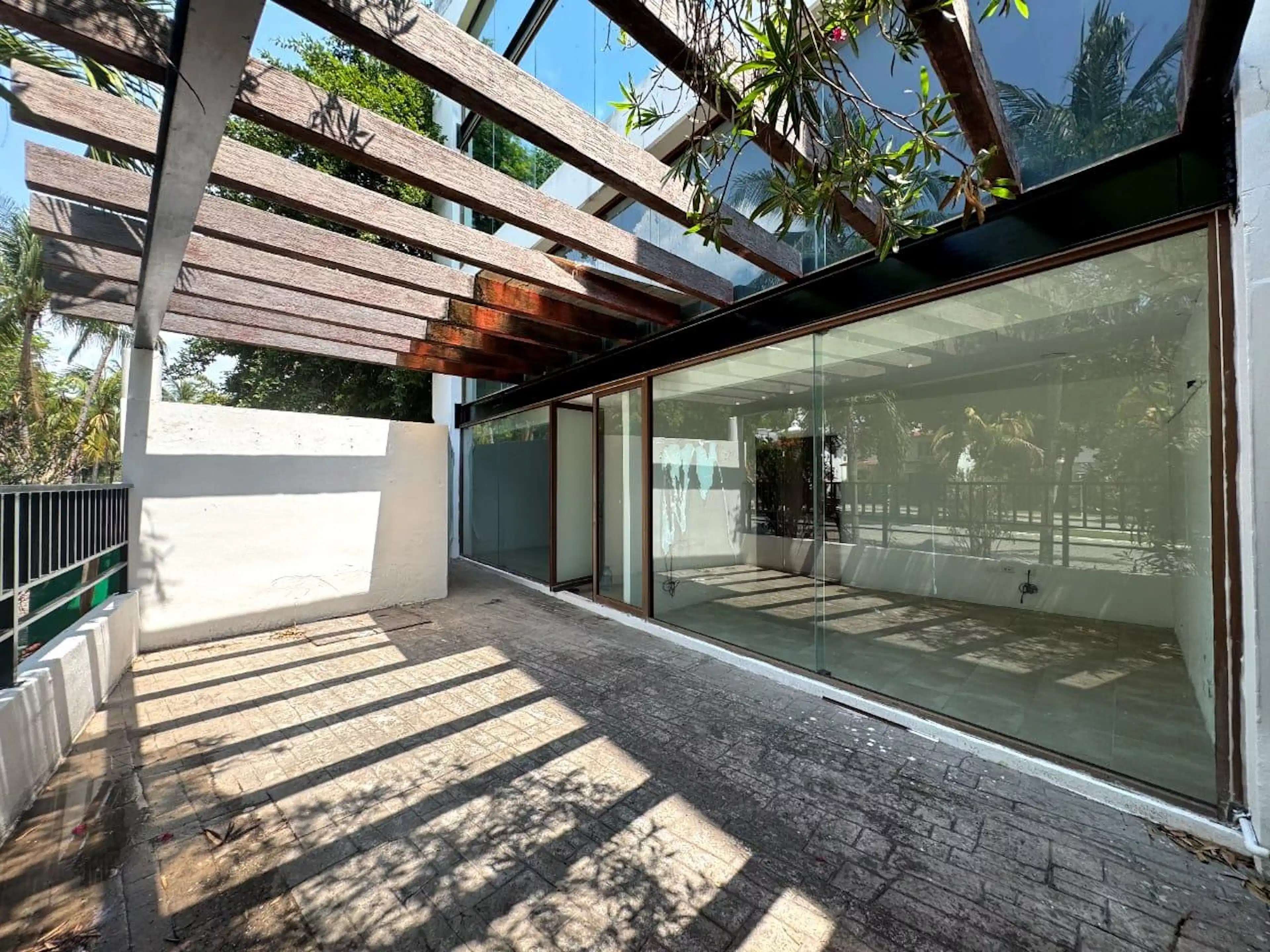 En Venta Amplio Local Comercial Con Terraza Plaza Coba Playacar Playa Del Carmen P4408 S/n