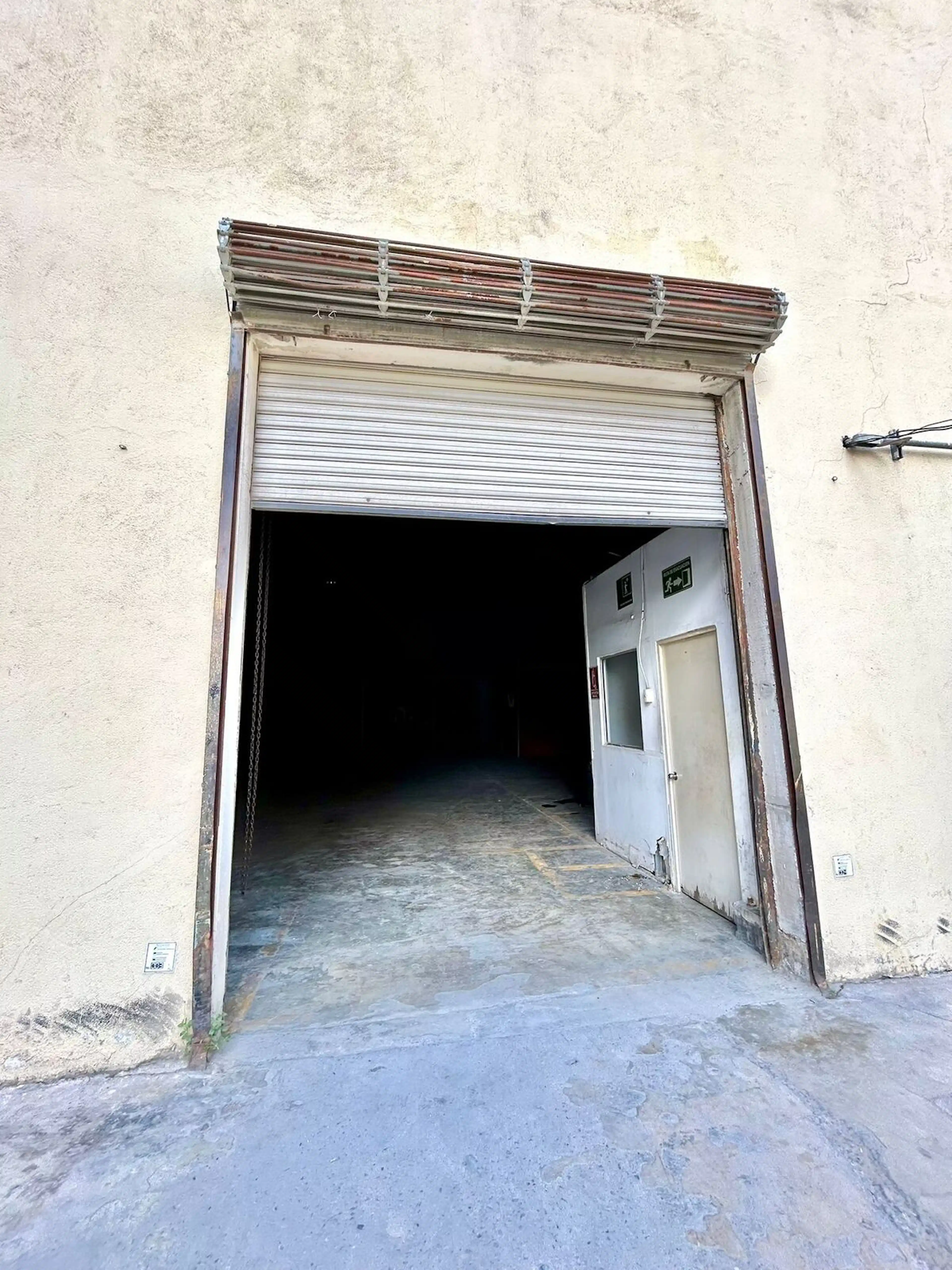 BODEGA CON OFICINAS EN SANTA MARIA