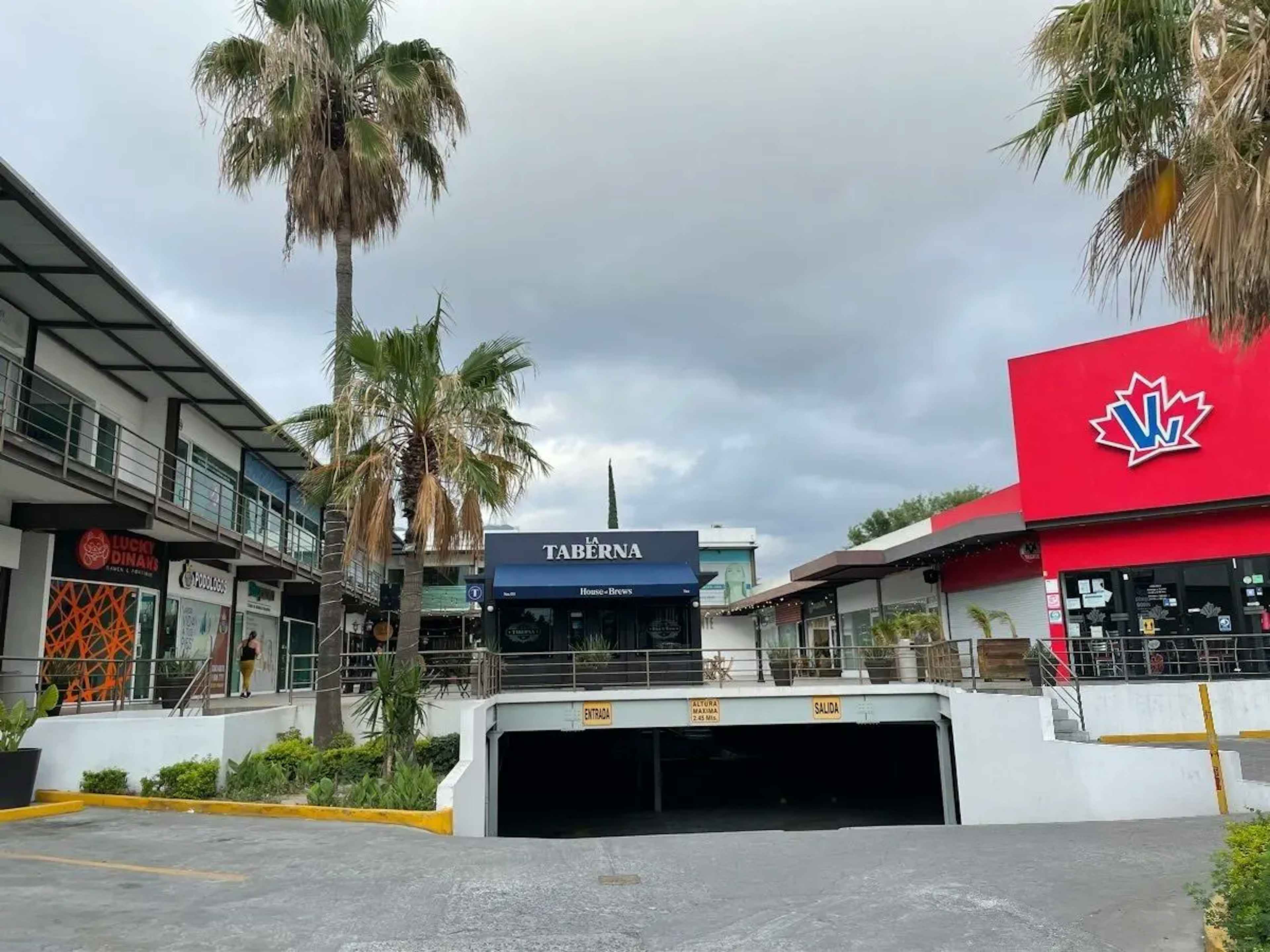 Avenida Eugenio Garza Sada Sur S/n