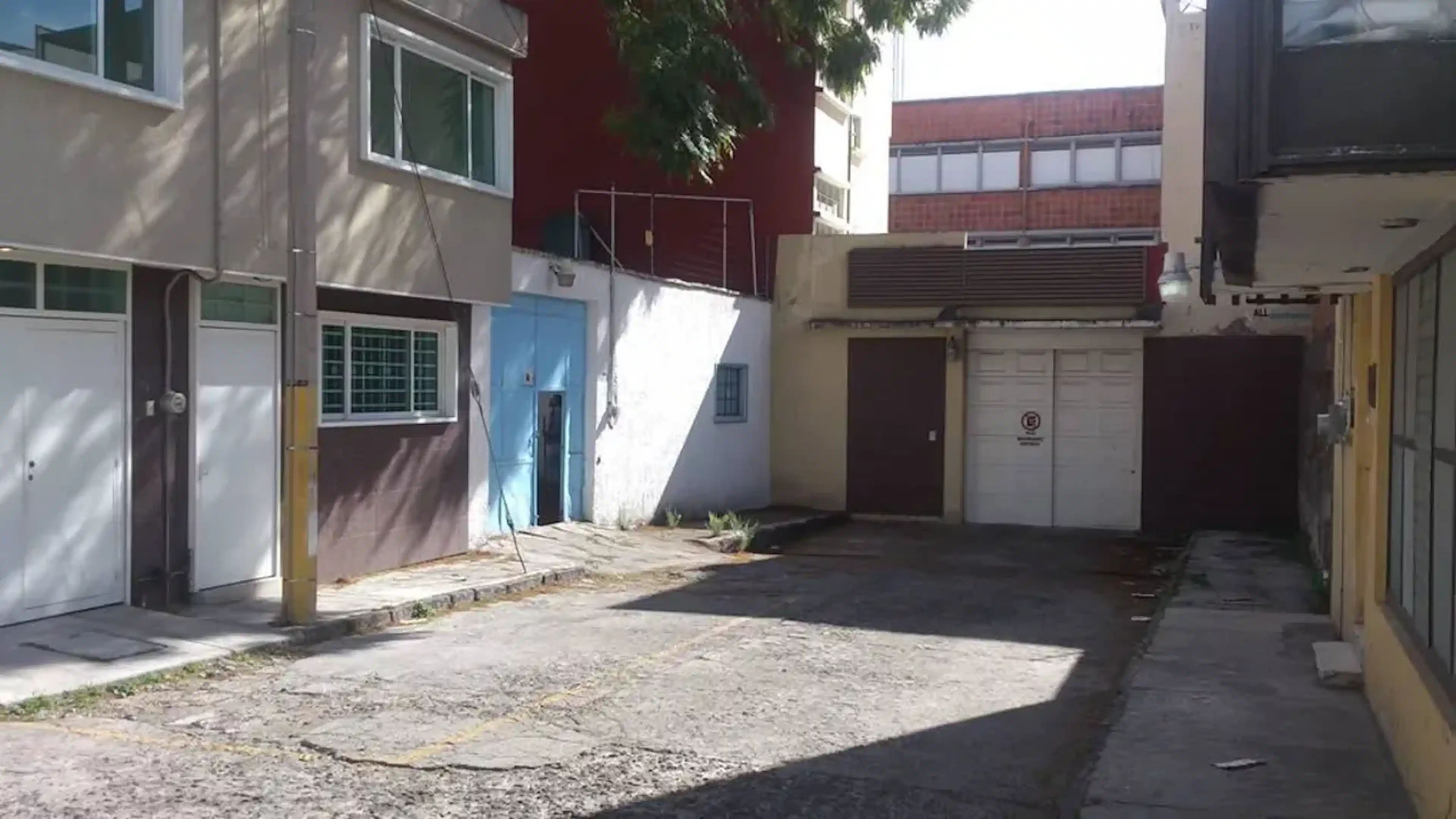 Renta De Oficina Comercial, Céntrica, El Carmen, 200 M2 Techados, Estacionamiento *